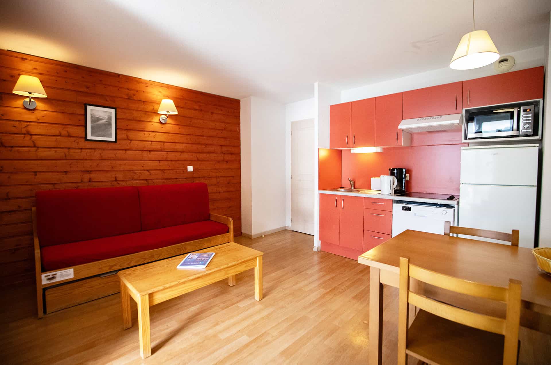 Exemple d'un salon de la résidence de vacances Goélia Le Domaine de Castella à Font Romeu dans les Pyrénées. Exemple d'un salon de la résidence de vacances Goélia Le Domaine de Castella à Font Romeu dans les Pyrénées.