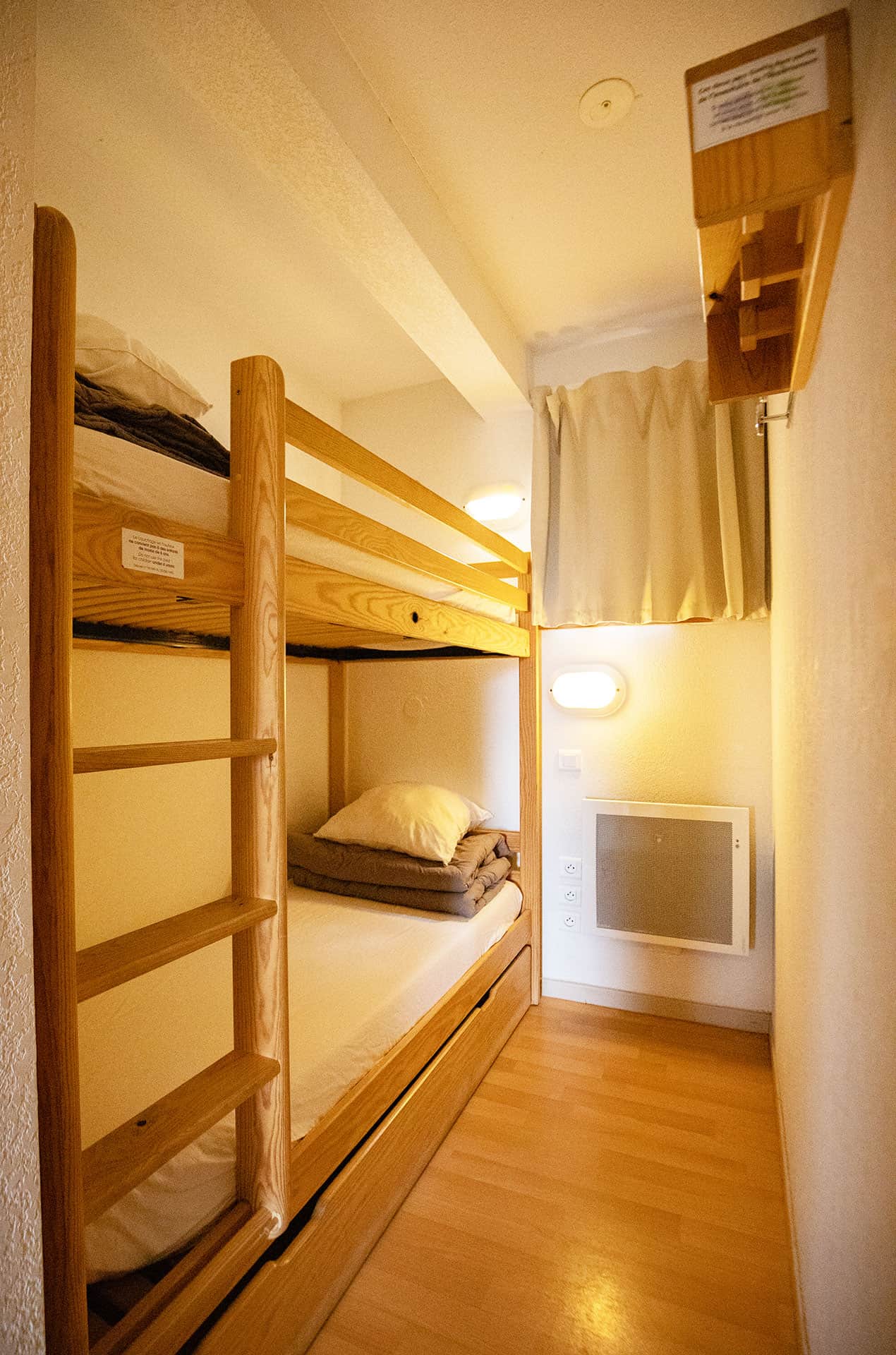 Exemple d'une chambre avec lits superposés de la résidence de vacances Goélia Le Domaine de Castella à Font Romeu dans les Pyrénées Exemple d'une chambre avec lits superposés de la résidence de vacances Goélia Le Domaine de Castella à Font Romeu dans les Pyrénées