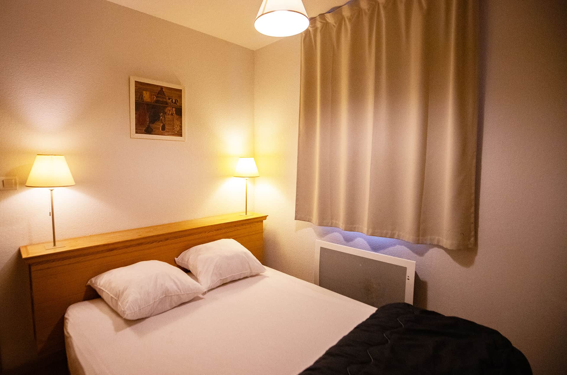 Exemple d'une chambre avec lit double de la résidence de vacances Goélia Le Domaine de Castella à Font Romeu dans les Pyrénées. Exemple d'une chambre avec lit double de la résidence de vacances Goélia Le Domaine de Castella à Font Romeu dans les Pyrénées.