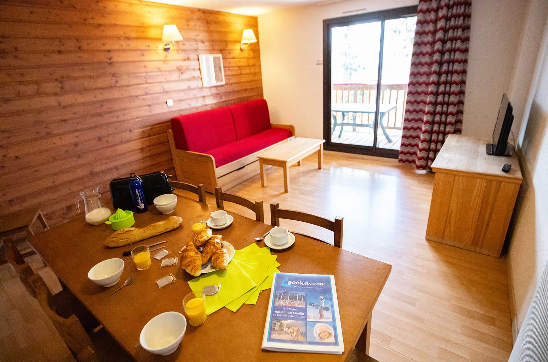 Exemple d'un salon de la résidence de vacances Goélia Le Domaine de Castella à Font Romeu dans les Pyrénées. Exemple d'un salon de la résidence de vacances Goélia Le Domaine de Castella à Font Romeu dans les Pyrénées.