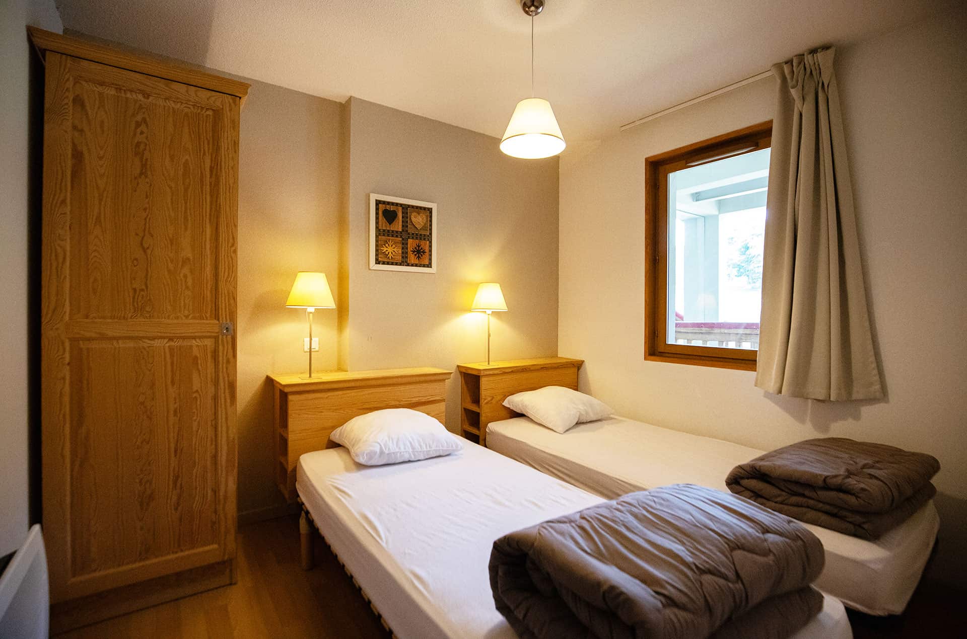 Exemple d'une chambre avec deux lits de la résidence de vacances Goélia Le Domaine de Castella à Font Romeu dans les Pyrénées. Exemple d'une chambre avec deux lits de la résidence de vacances Goélia Le Domaine de Castella à Font Romeu dans les Pyrénées.