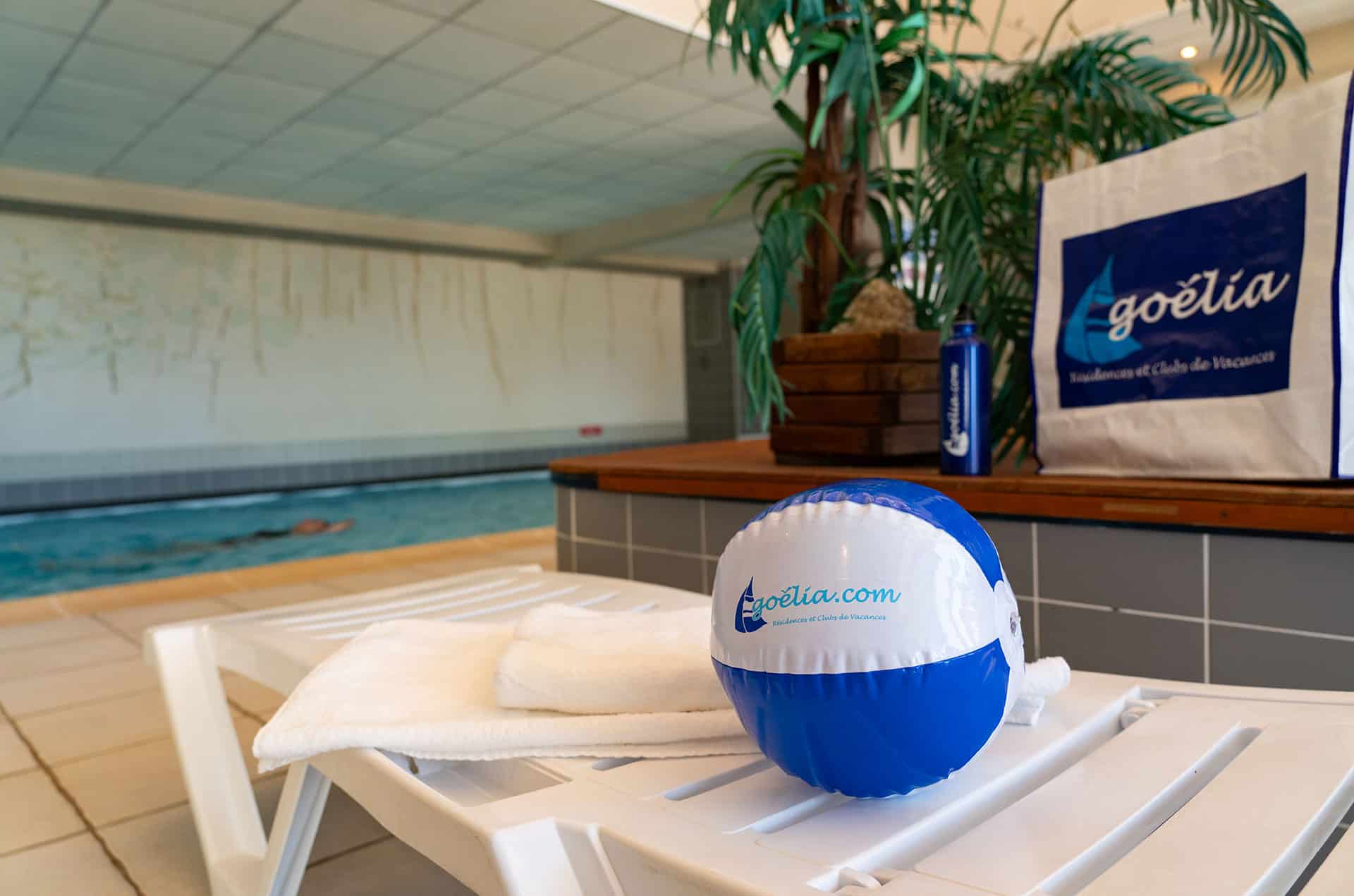 Piscine intérieure chauffée de la résidence de vacances Le Domaine de Castella à Font Romeu dans les Pyrénées Piscine intérieure chauffée de la résidence de vacances Le Domaine de Castella à Font Romeu dans les Pyrénées