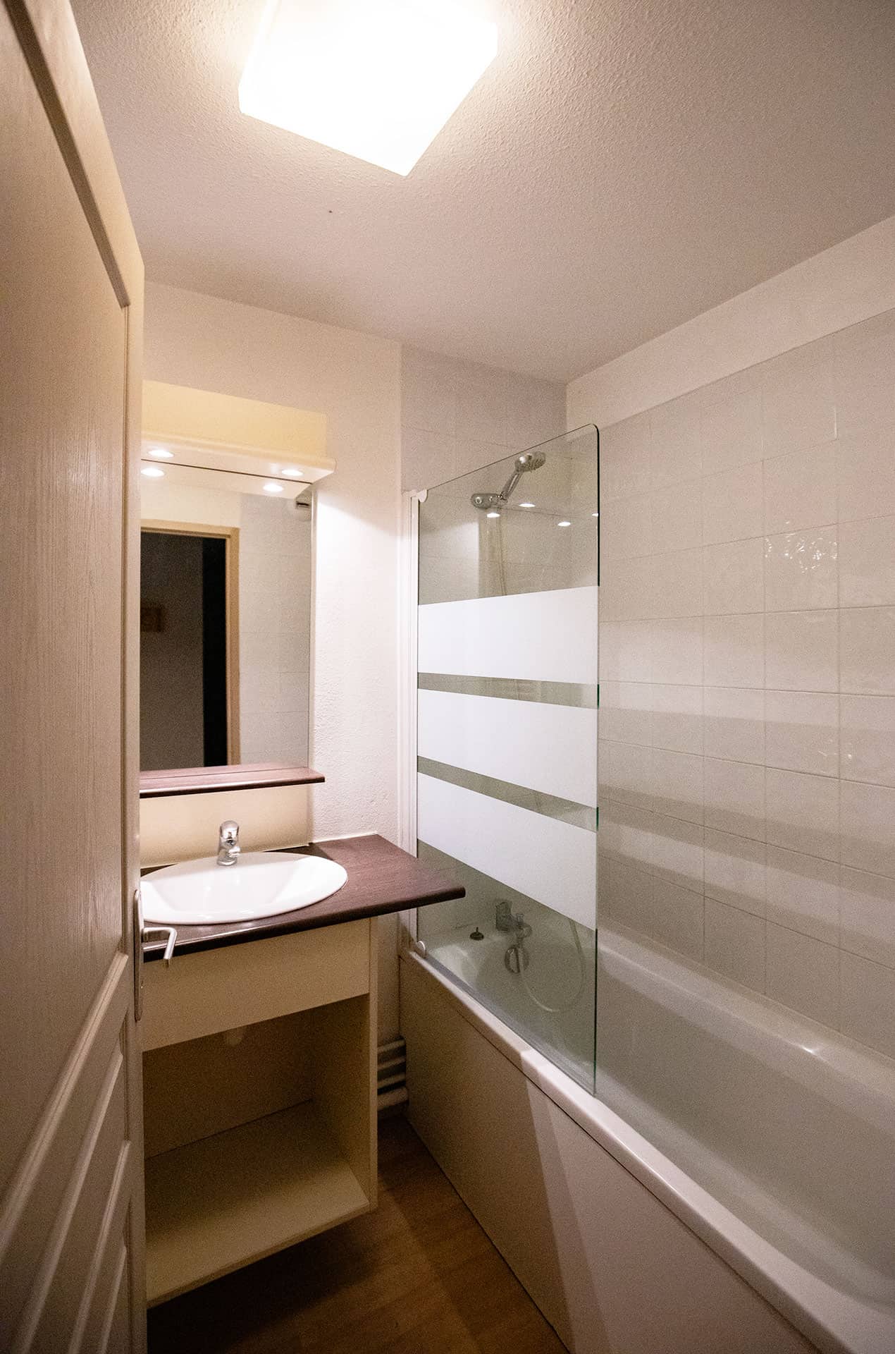 Exemple de salle de bain d'un appartement de  la résidence de vacances Le Domaine de Castella à Font Romeu dans les Pyrénées Exemple de salle de bain d'un appartement de  la résidence de vacances Le Domaine de Castella à Font Romeu dans les Pyrénées