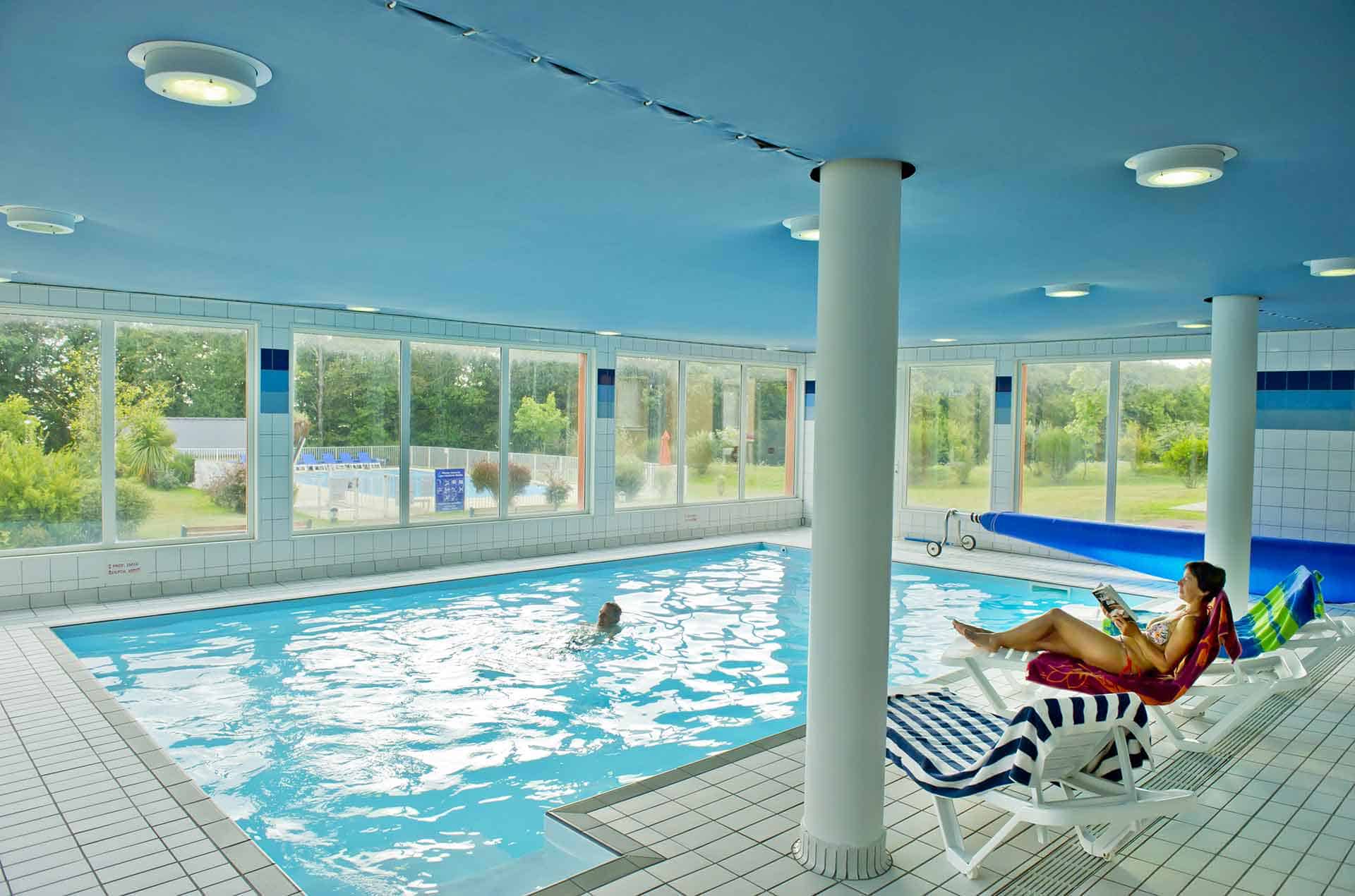 Piscine intérieure chauffée de la résidence de vacances Goélia Résidence du Golf à Carantec Piscine intérieure chauffée de la résidence de vacances Goélia Résidence du Golf à Carantec