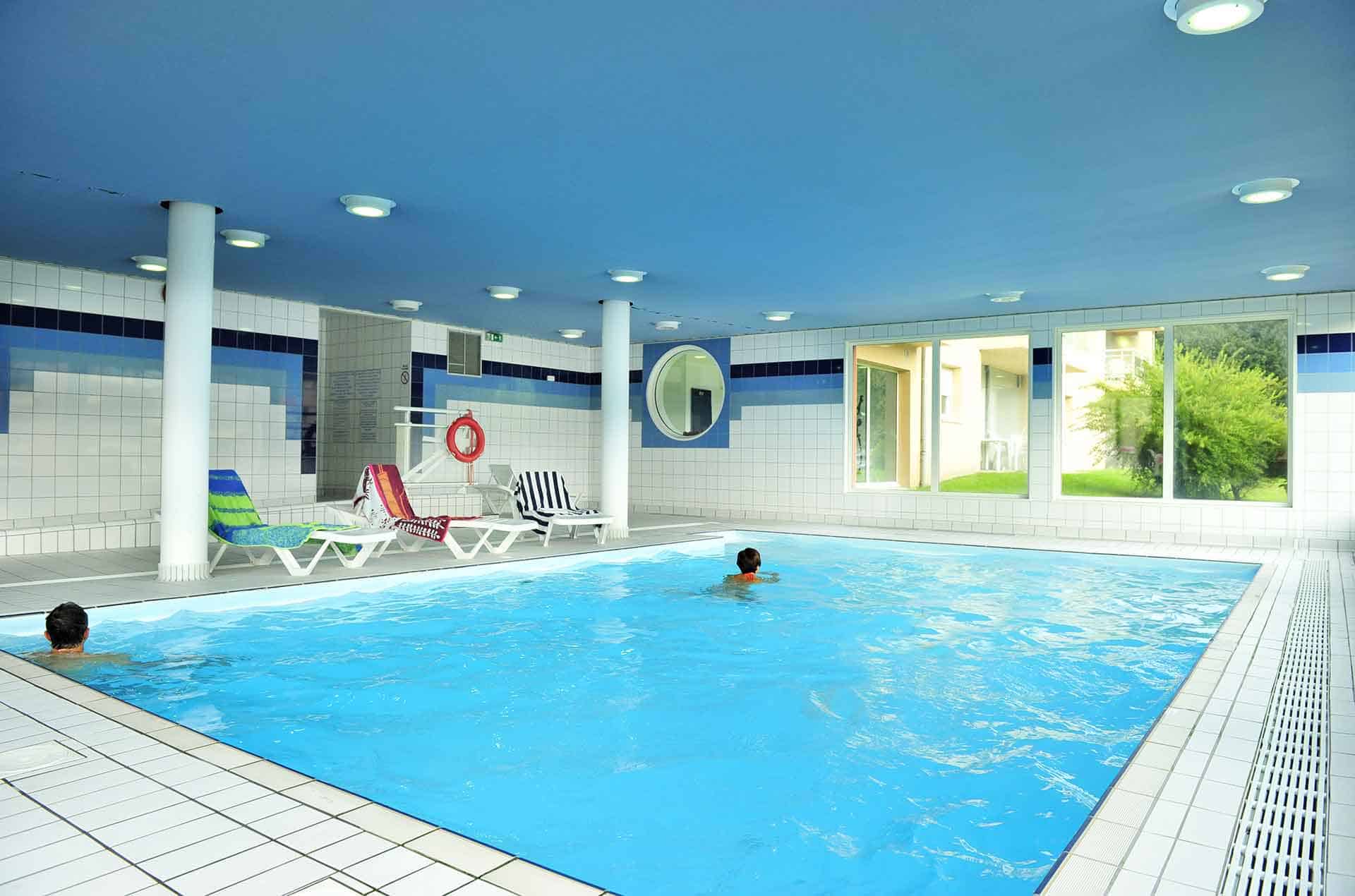 Piscine intérieure chauffée de la résidence de vacances Goélia Résidence du Golf à Carantec Piscine intérieure chauffée de la résidence de vacances Goélia Résidence du Golf à Carantec