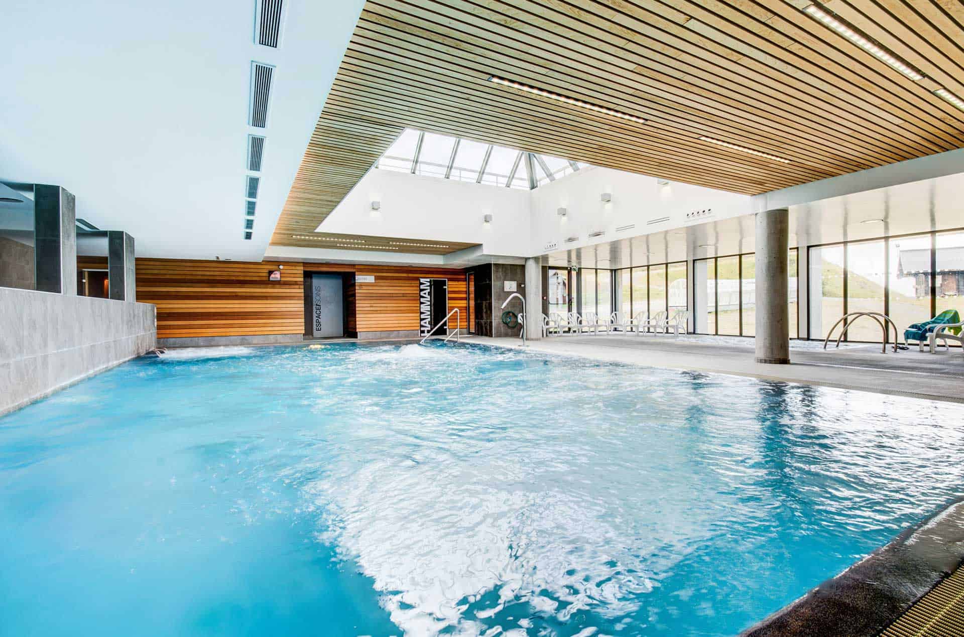 Piscine intérieure  de la résidence de vacances Le Privilège à Peyragudes