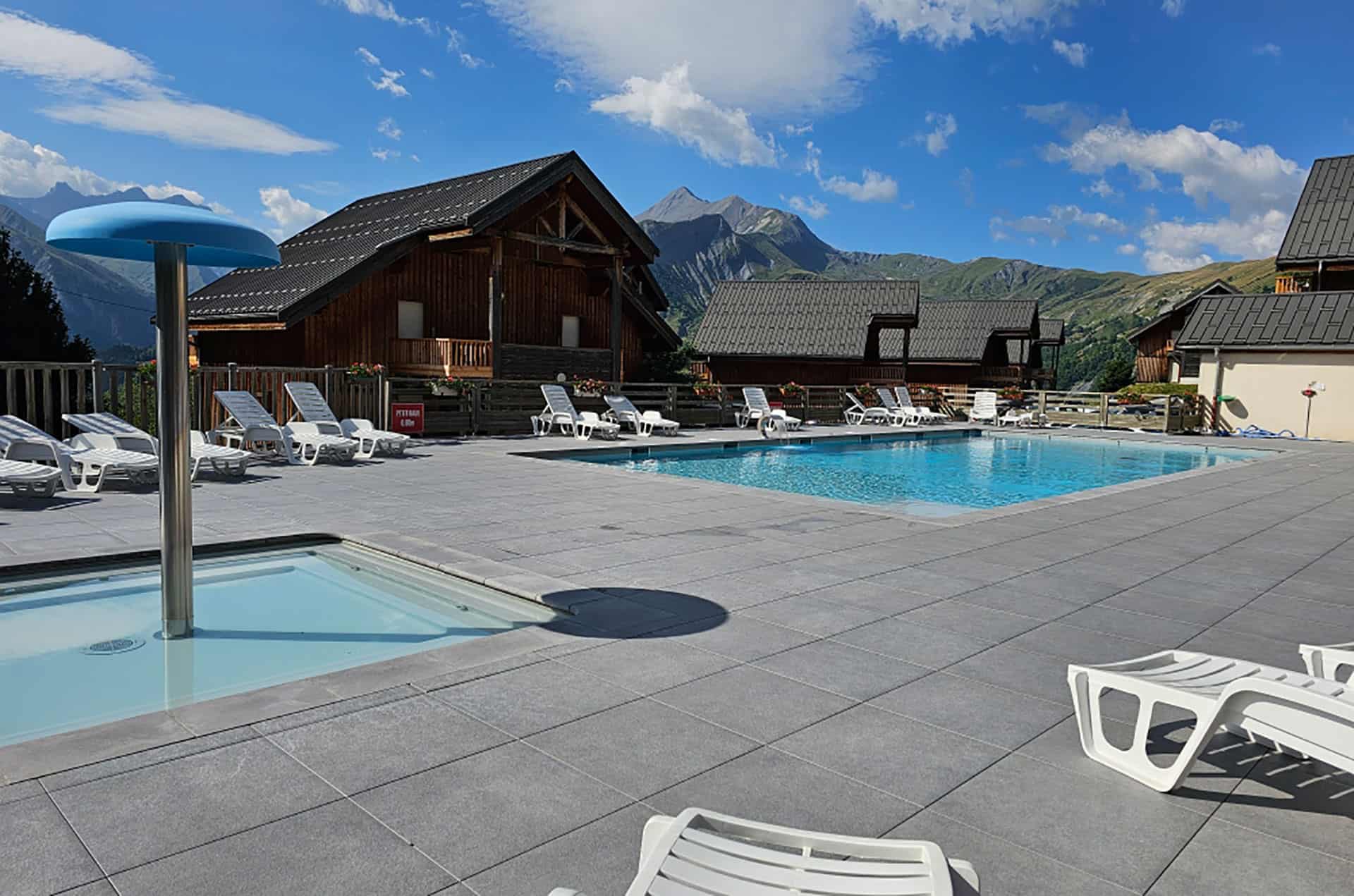 Piscine extérieure chauffée de la résidence de vacances Goélia Les Chalets des Marmottes à St Jean d'Arves
