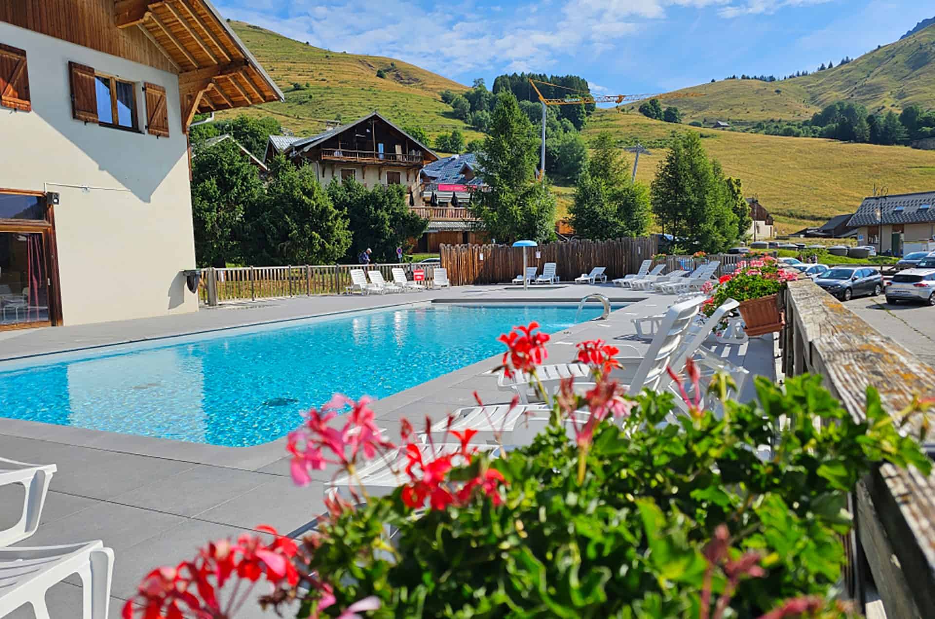 Piscine extérieure chauffée de la résidence de vacances Goélia Les Chalets des Marmottes à St Jean d'Arves