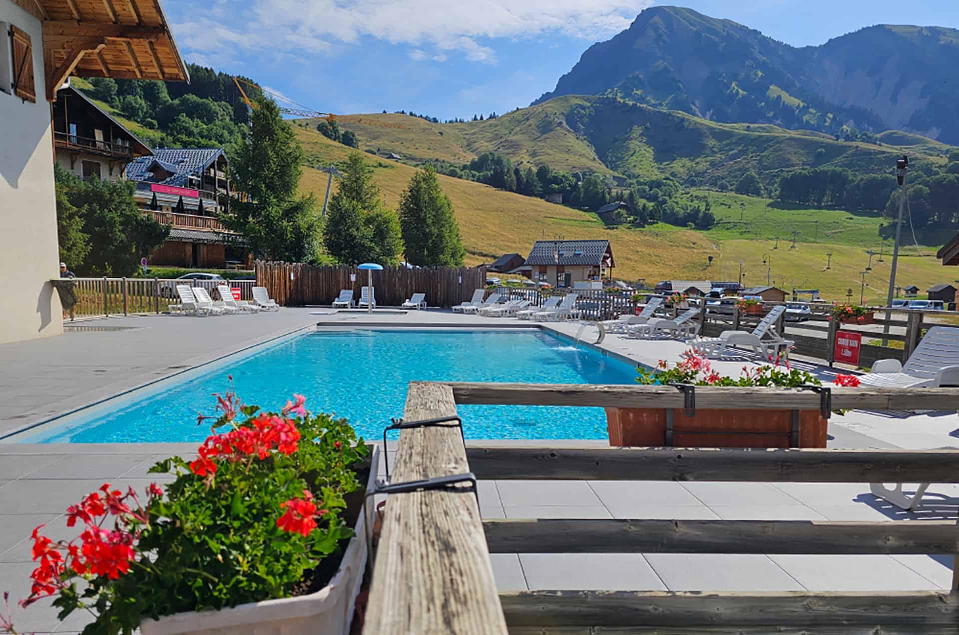 Piscine extérieure chauffée de la résidence de vacances Goélia Les Chalets des Marmottes à St Jean d'Arves