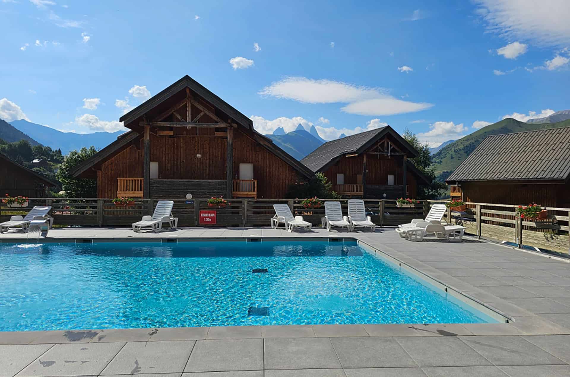 Piscine extérieure chauffée de la résidence de vacances Goélia Les Chalets des Marmottes à St Jean d'Arves