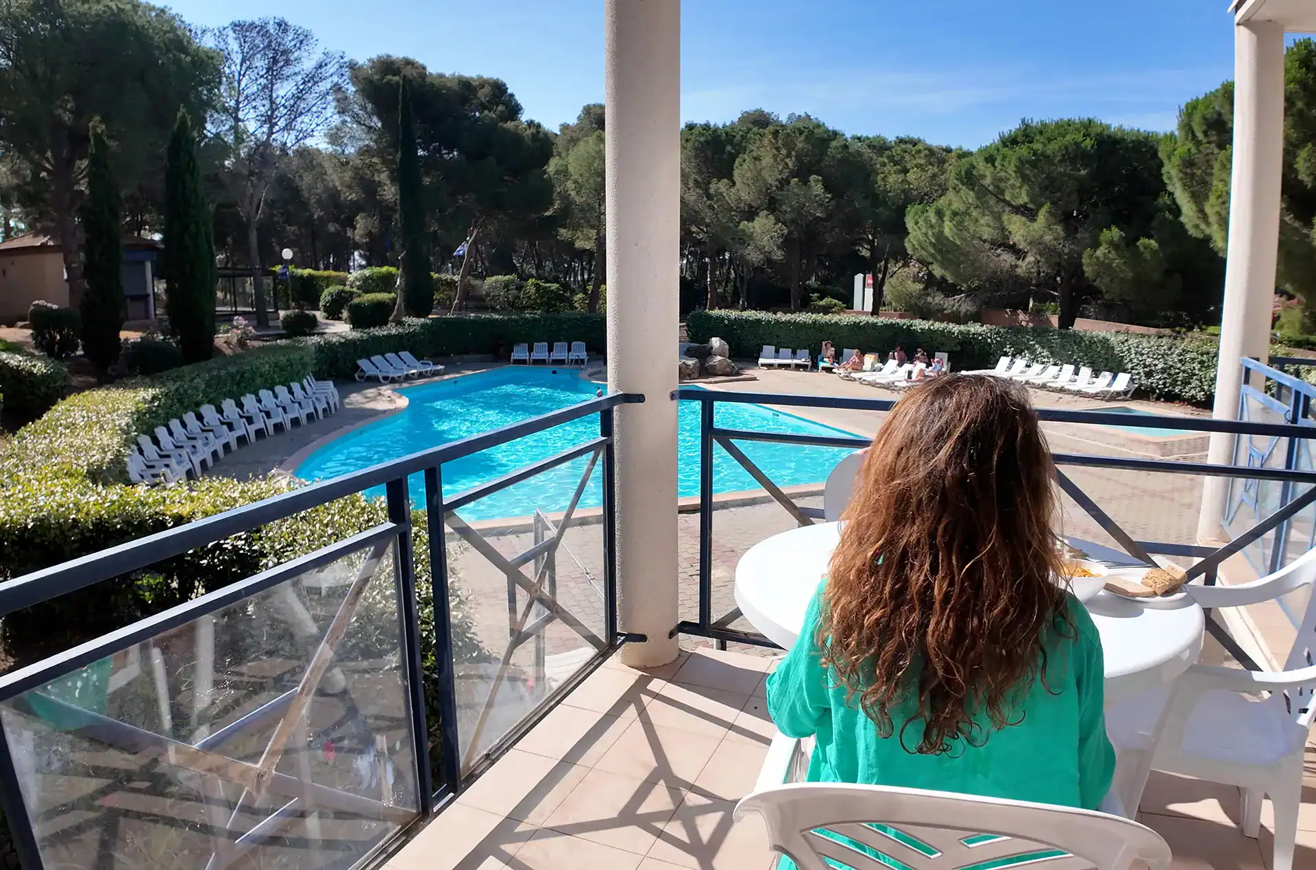 Exemple d'une terrasse avec vue sur la piscine de la résidence Goélia Arcadius à Balaruc les Bains