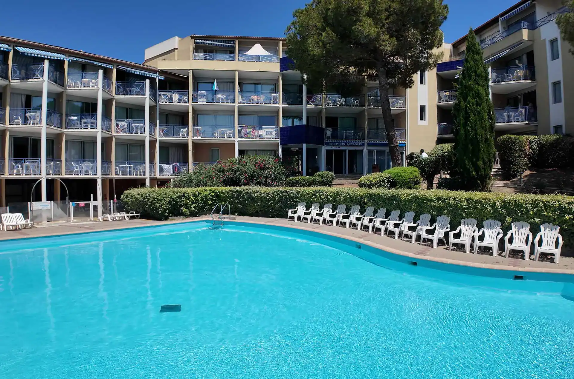 Piscine extérieure chauffée de la résidence de vacances Arcadius à Balaruc-les-Bains