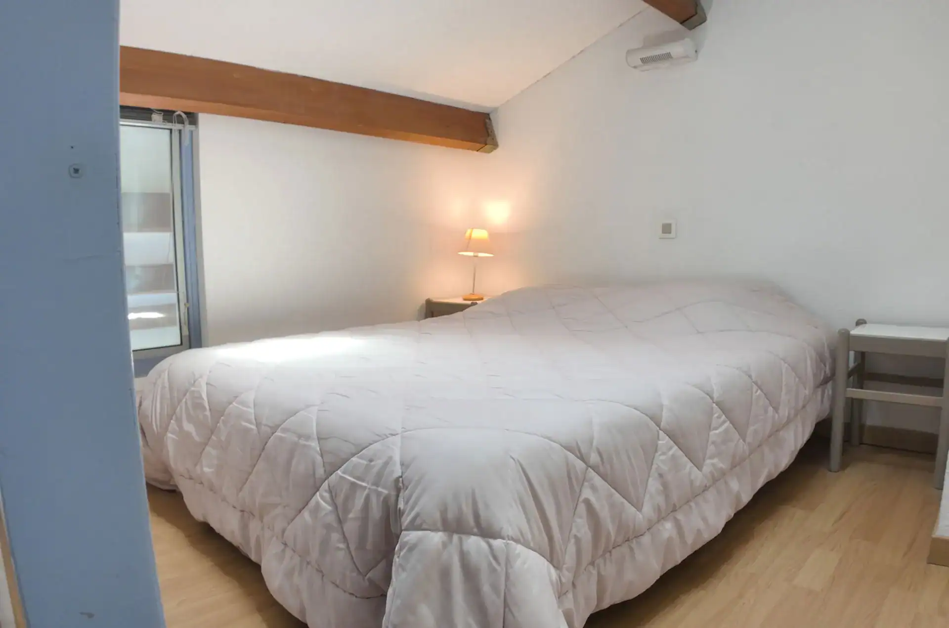 Example of a room with double bed at the Arcadius vacation residence in Balaruc les Bains Example of a room with double bed at the Arcadius vacation residence in Balaruc les Bains