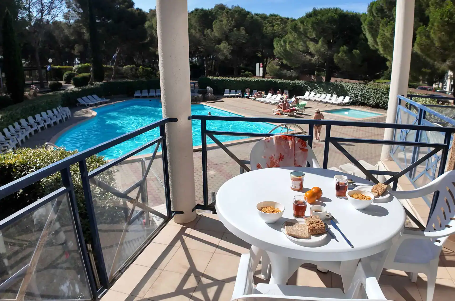 Exemple d'une terrasse avec vue sur la piscine de la résidence Goélia Arcadius à Balaruc les Bains