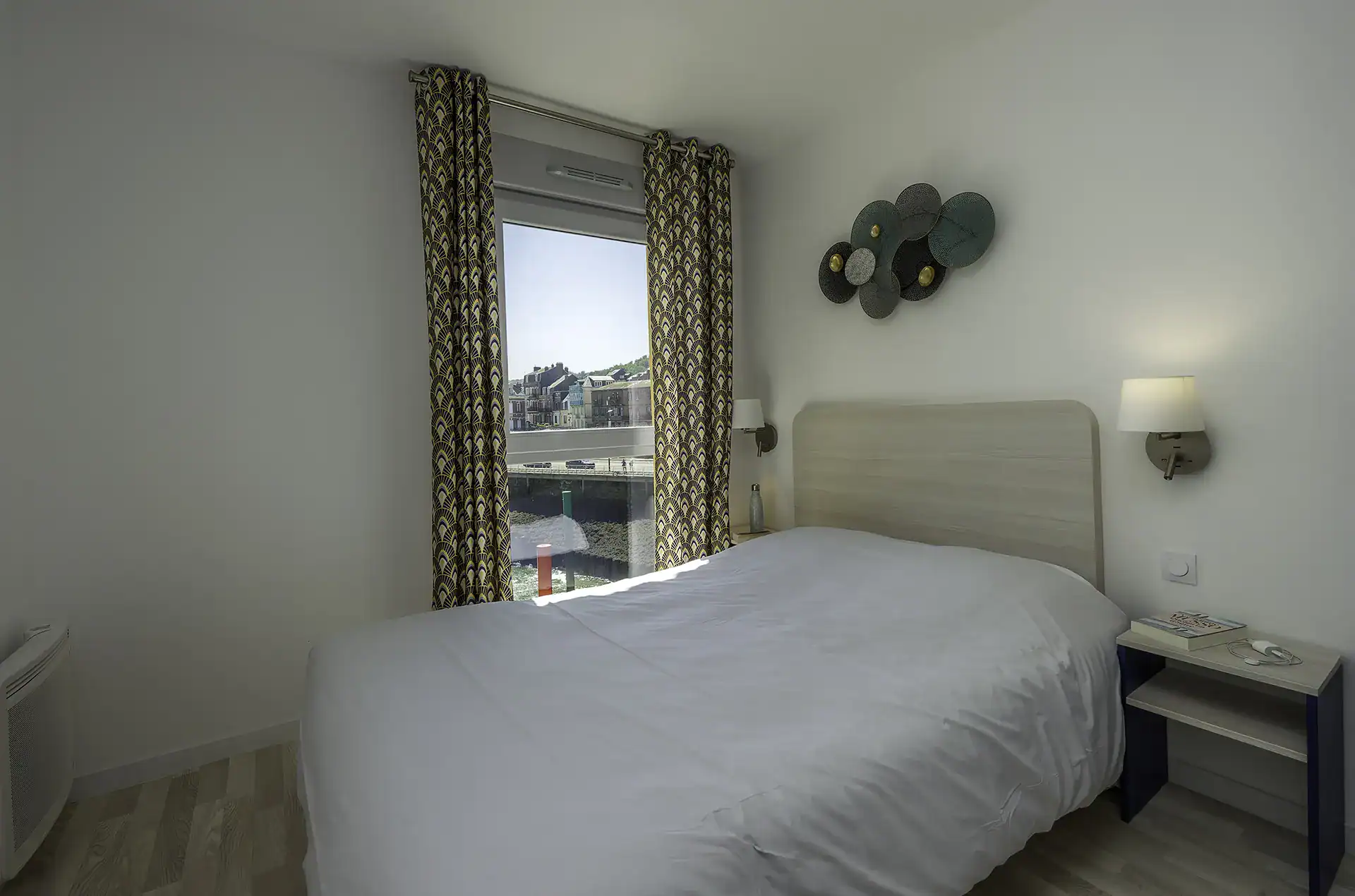 Exemple de chambre avec lit double de la résidence de vacances Goélia le Phare au Tréport