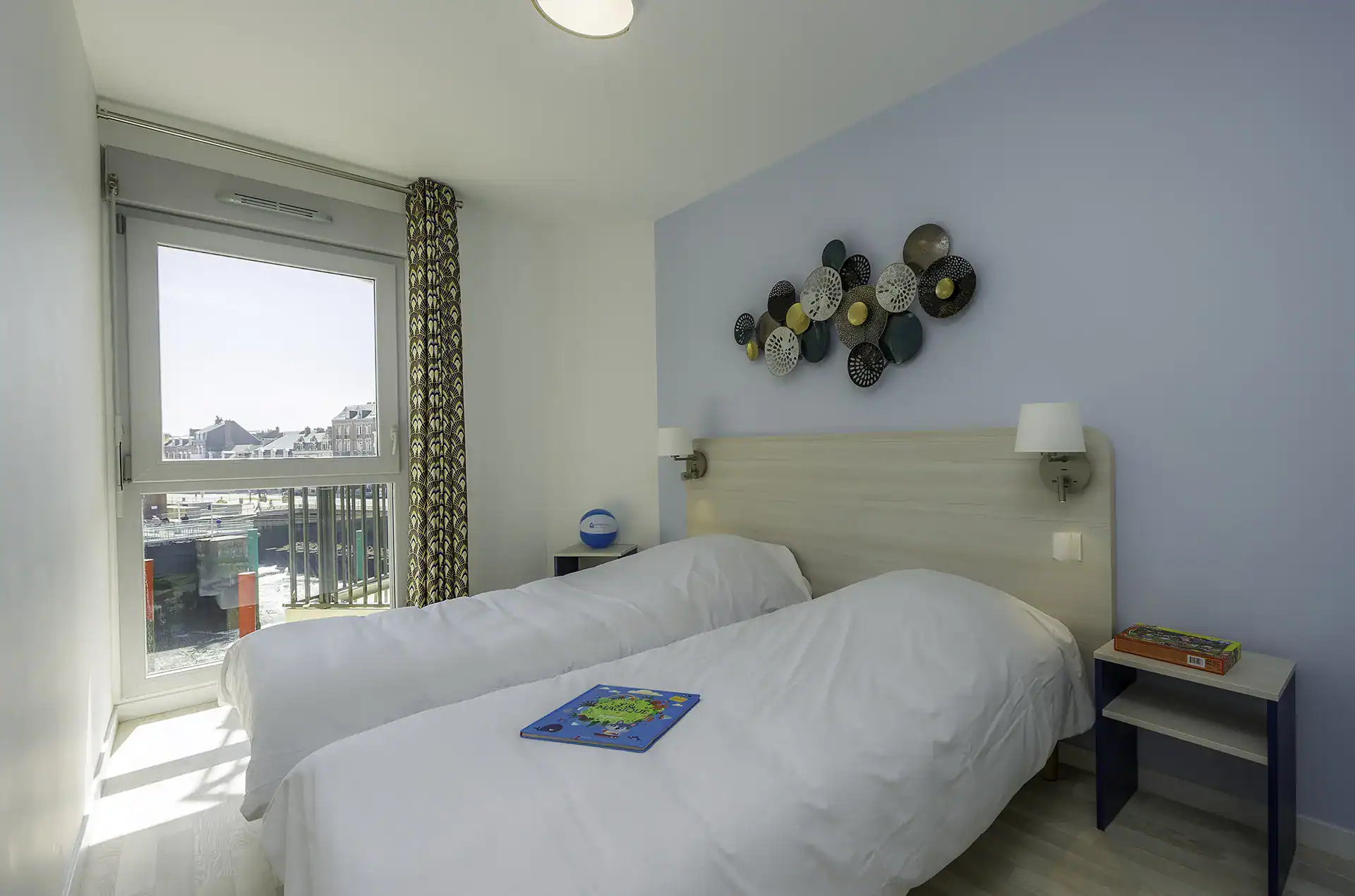 Exemple de chambre avec 2 lits séparés de la résidence de vacances Goélia le Phare au Tréport
