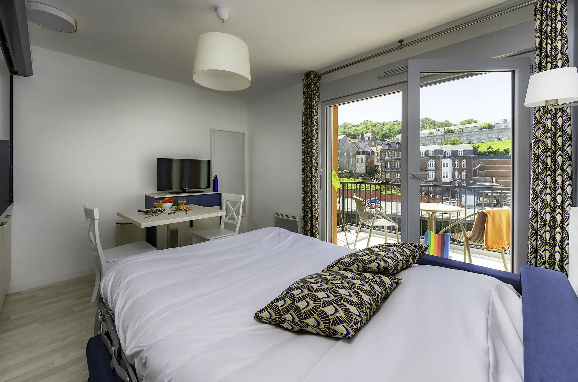 Exemple de chambre avec lit double de la résidence de vacances Goélia le Phare au Tréport