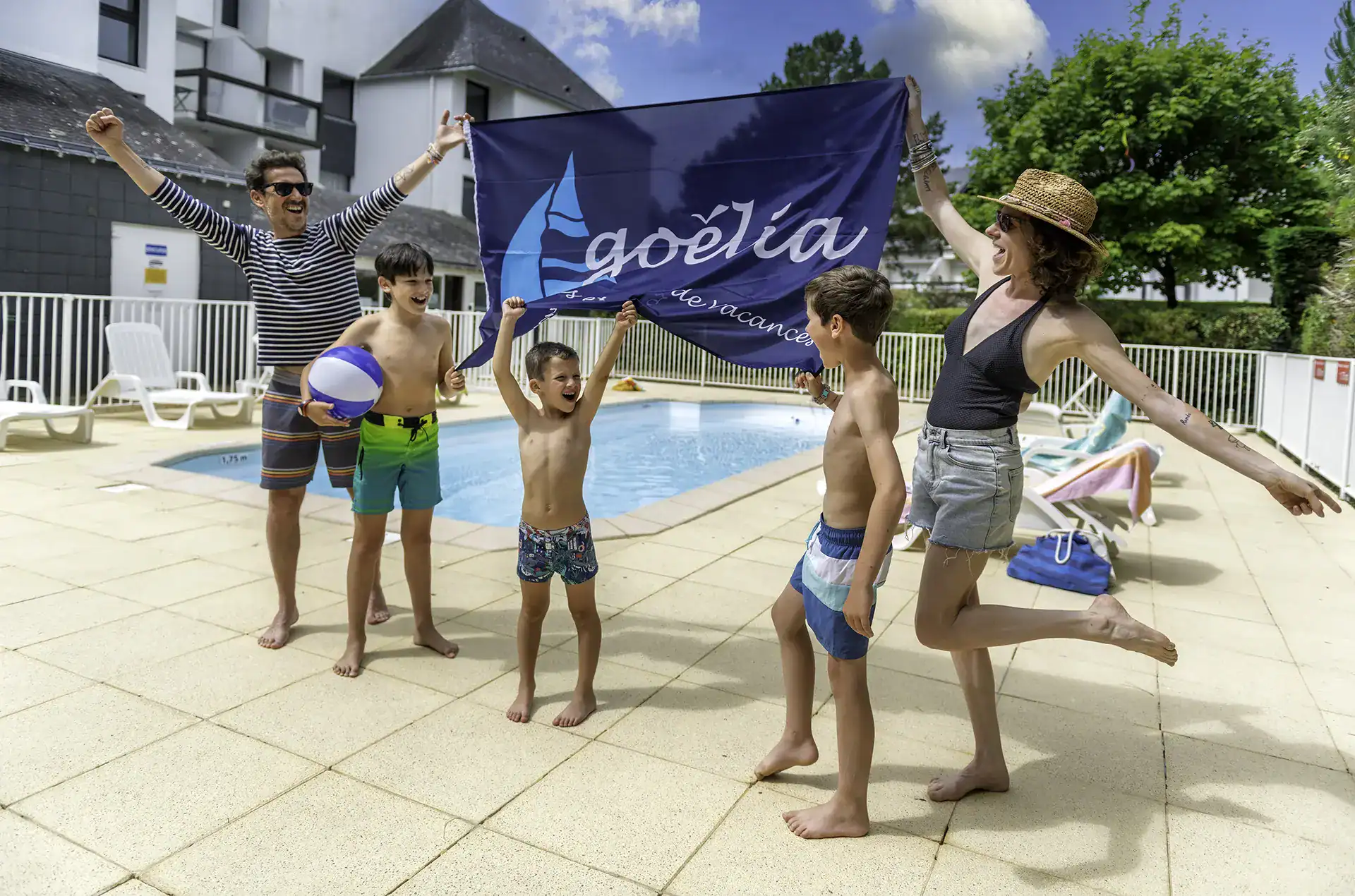 Piscine extérieure chauffée avec chaises longues de la résidence de vacances Goélia Bleue Océane à Carnac