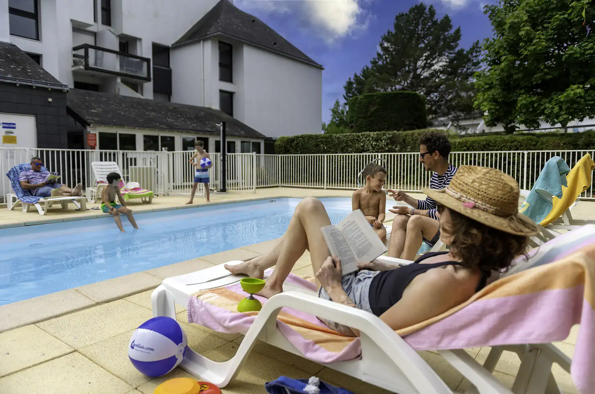 Piscine extérieure chauffée avec chaises longues de la résidence de vacances Goélia Bleue Océane à Carnac