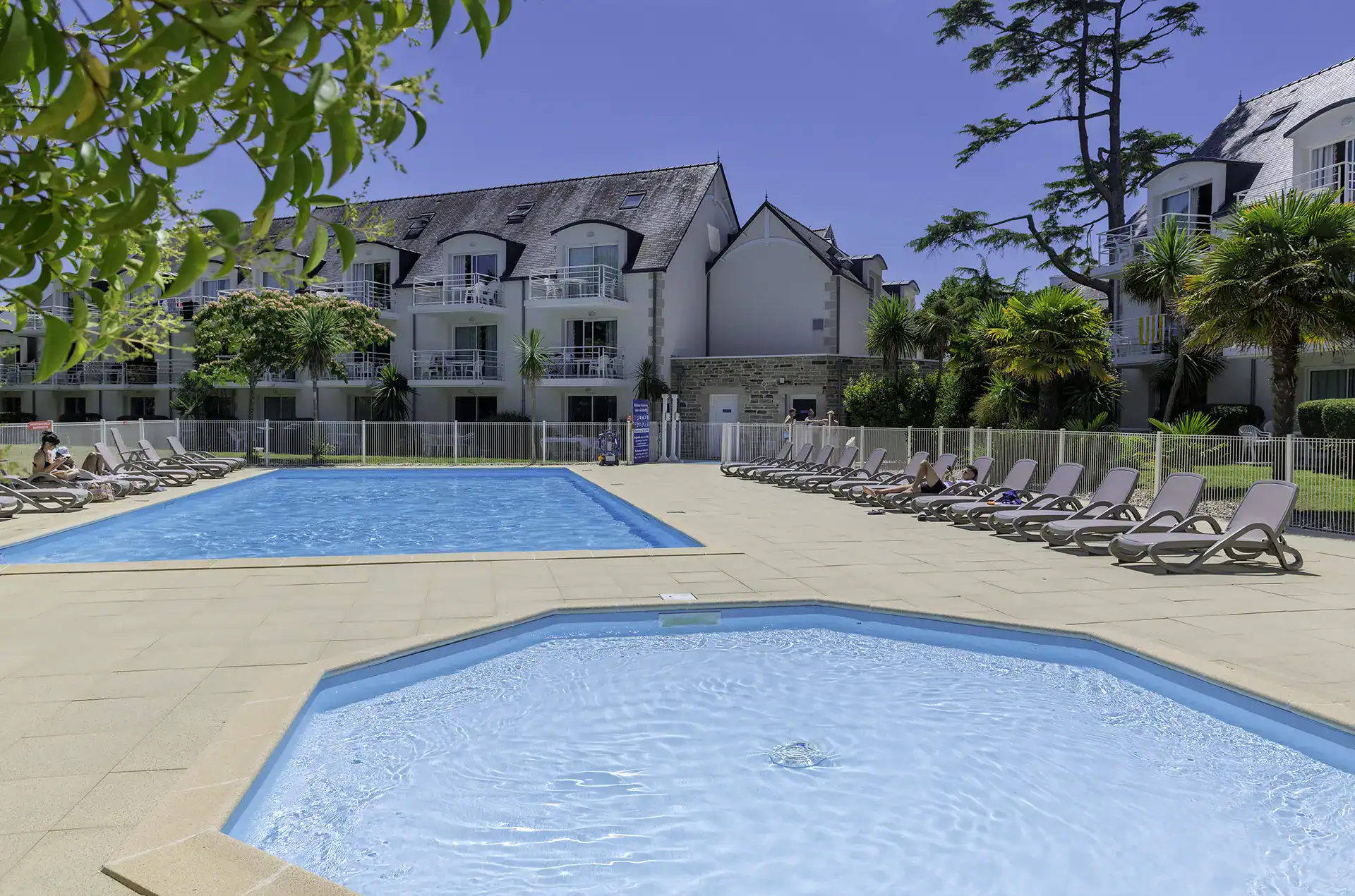 Piscine extérieure chauffée de la résidence de vacances Goélia Le Domaine des Glénan à Fouesnant