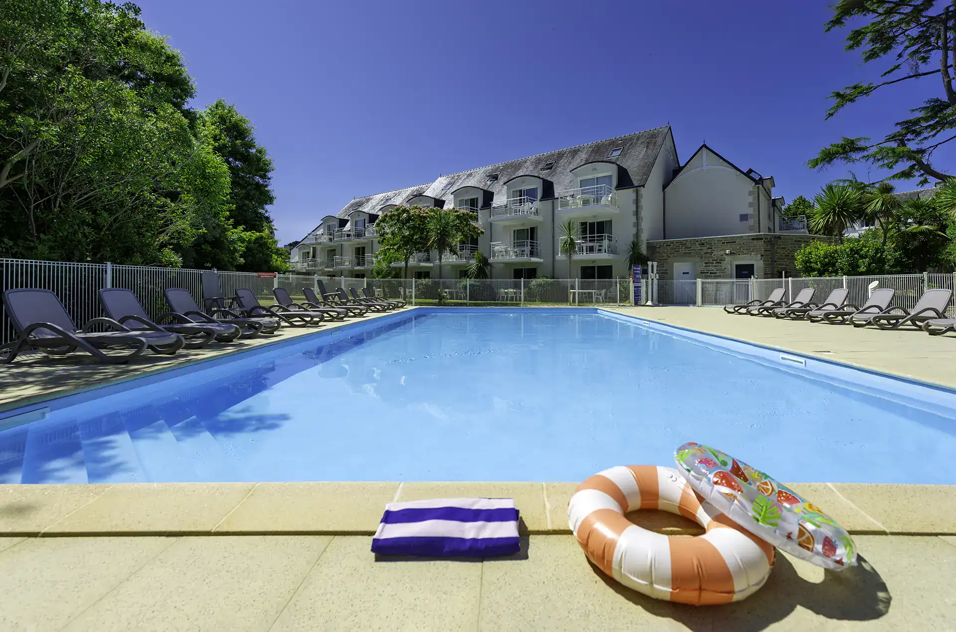 Piscine extérieure chauffée de la résidence de vacances Goélia Le Domaine des Glénan à Fouesnant