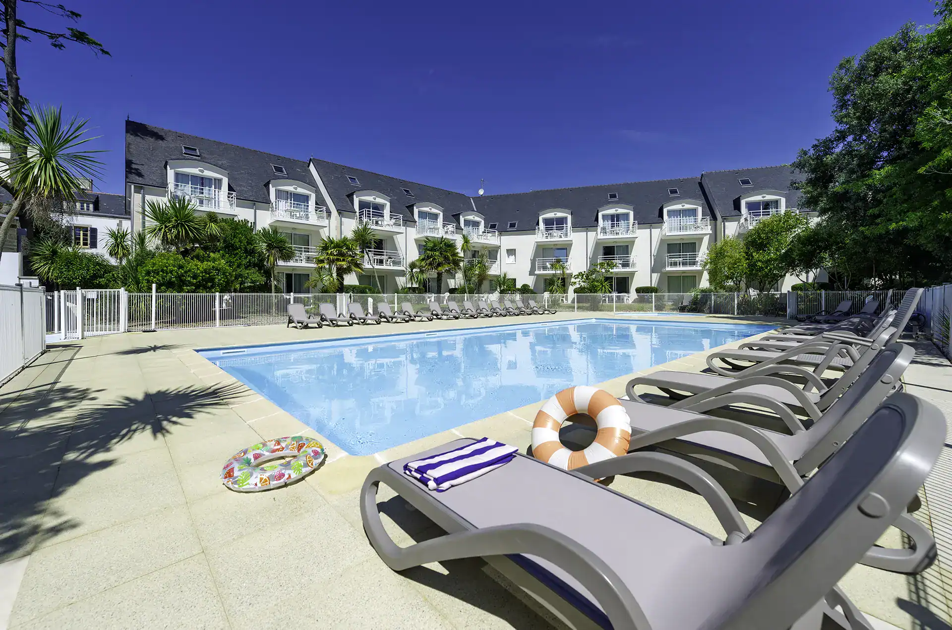 Piscine extérieure chauffée de la résidence de vacances Goélia Le Domaine des Glénan à Fouesnant