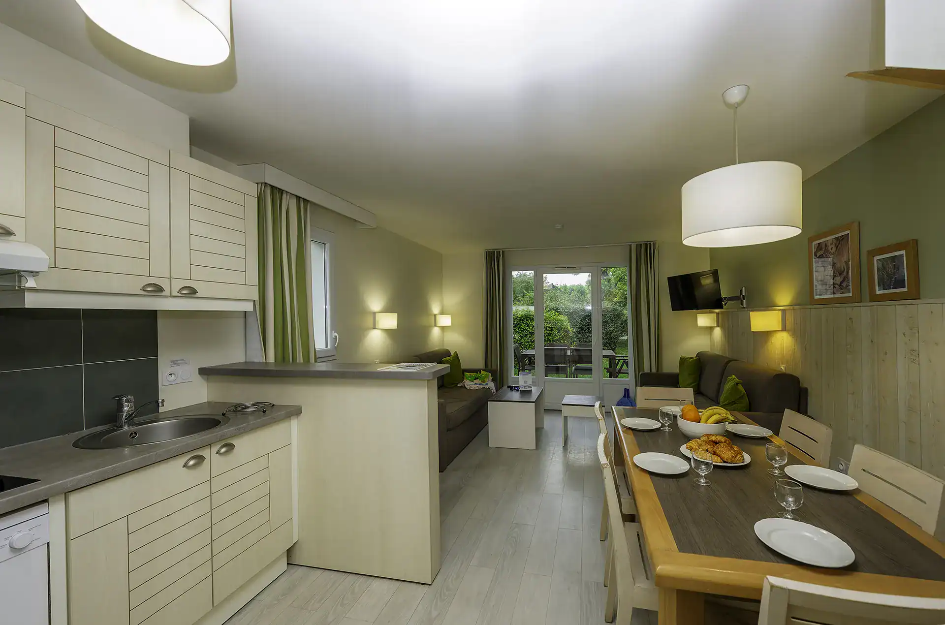 Exemple de salon et d'une kitchenette d'un logement de la résidence de vacances Goélia La Pommeraie à Branville