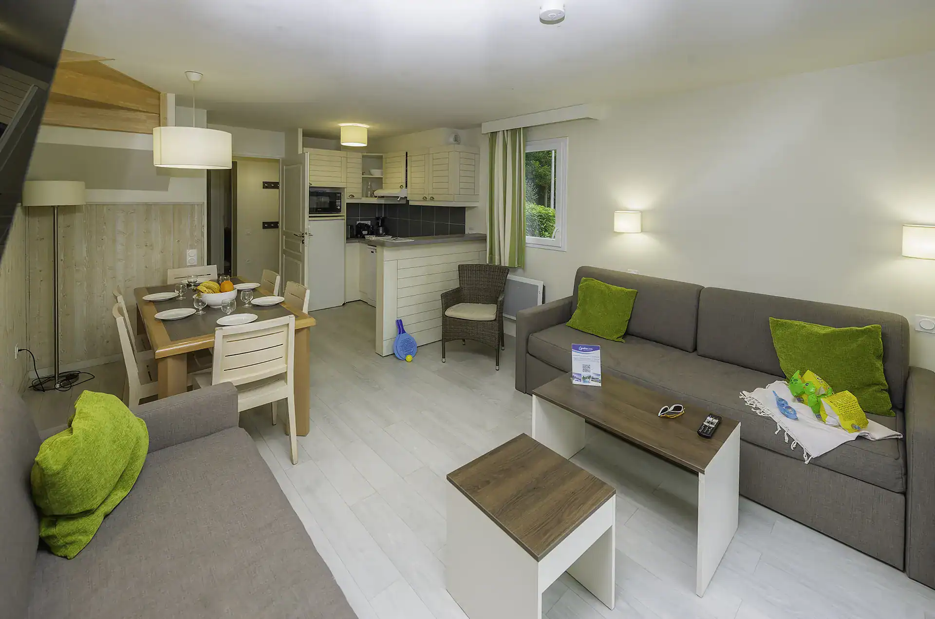Exemple de salon et d'une kitchenette d'un logement de la résidence de vacances Goélia La Pommeraie à Branville