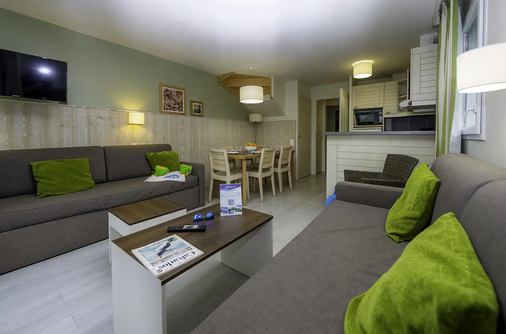Exemple de salon et d'une kitchenette d'un logement de la résidence de vacances Goélia La Pommeraie à Branville