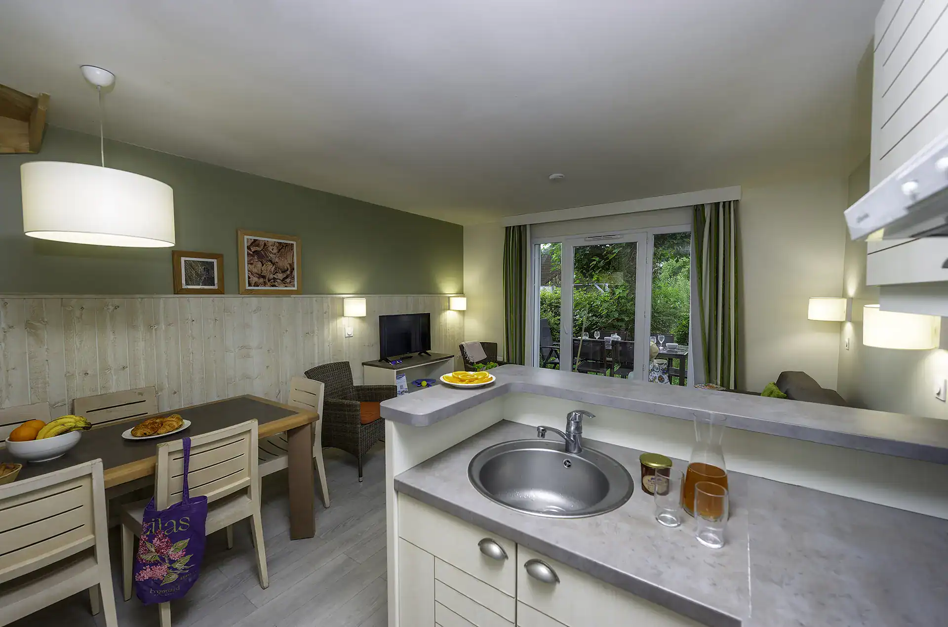 Exemple de salon et d'une kitchenette d'un logement de la résidence de vacances Goélia La Pommeraie à Branville