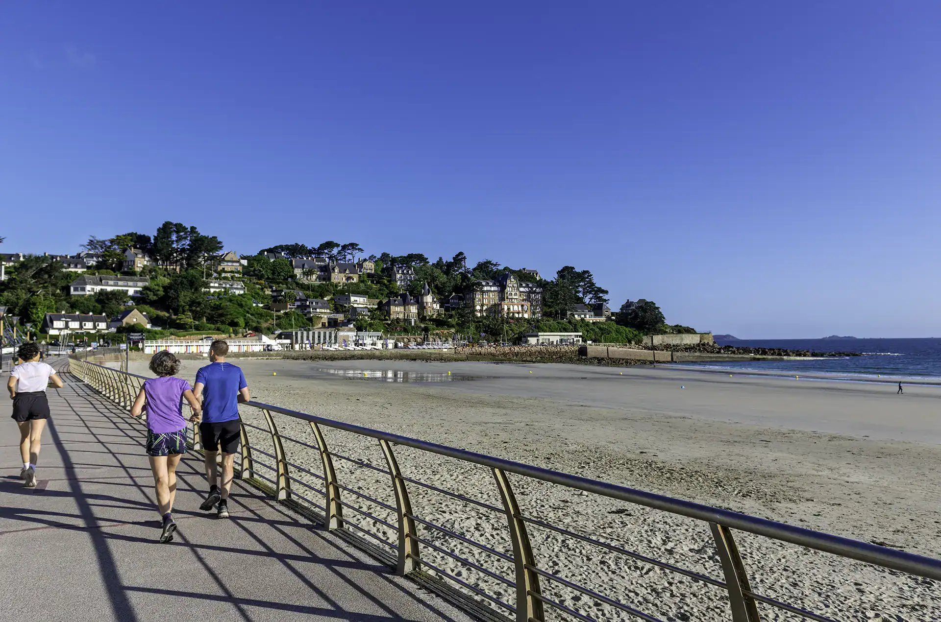 La plage à proximité immédiate de la résidence de vacances Goélia  Les 7 îles à Perros Guirec