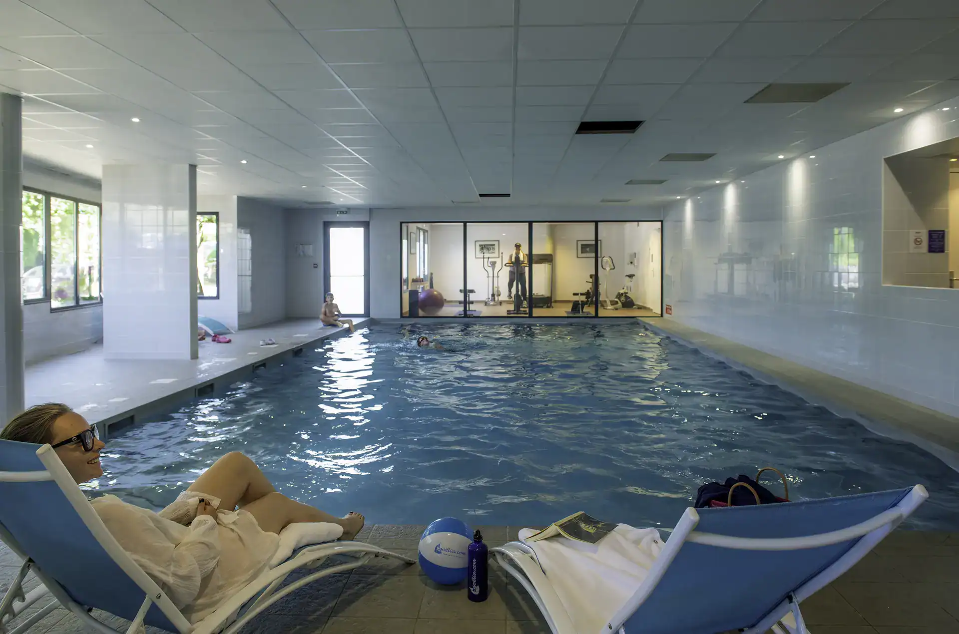 Piscine intérieure chauffée de la résidence de vacances Goélia les 7 îles à Perros Guirec