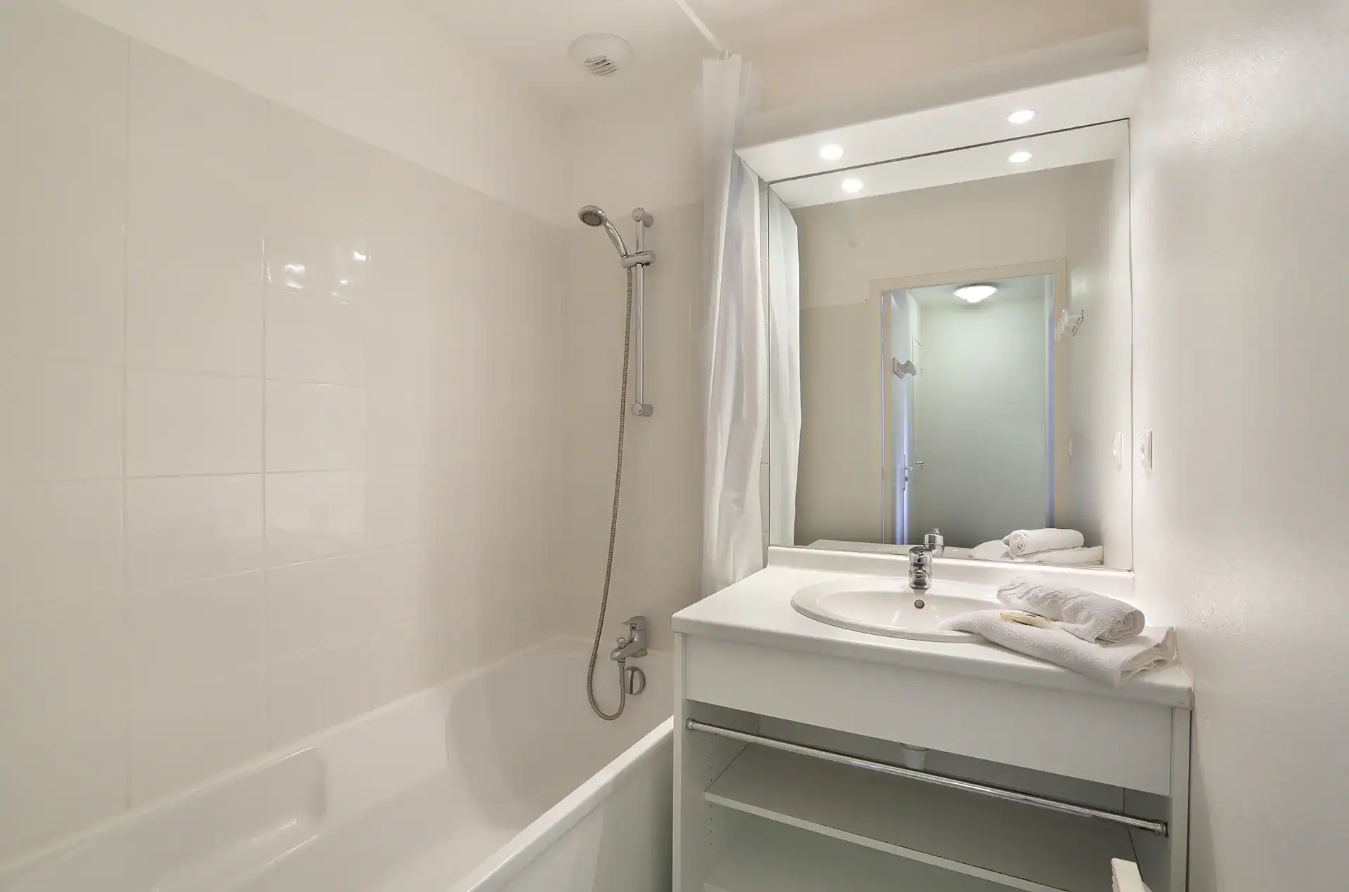 Exemple de salle de bain de la résidence de vacances Goélia Iroise Armorique à Locmaria-Plouzané en Bretagne