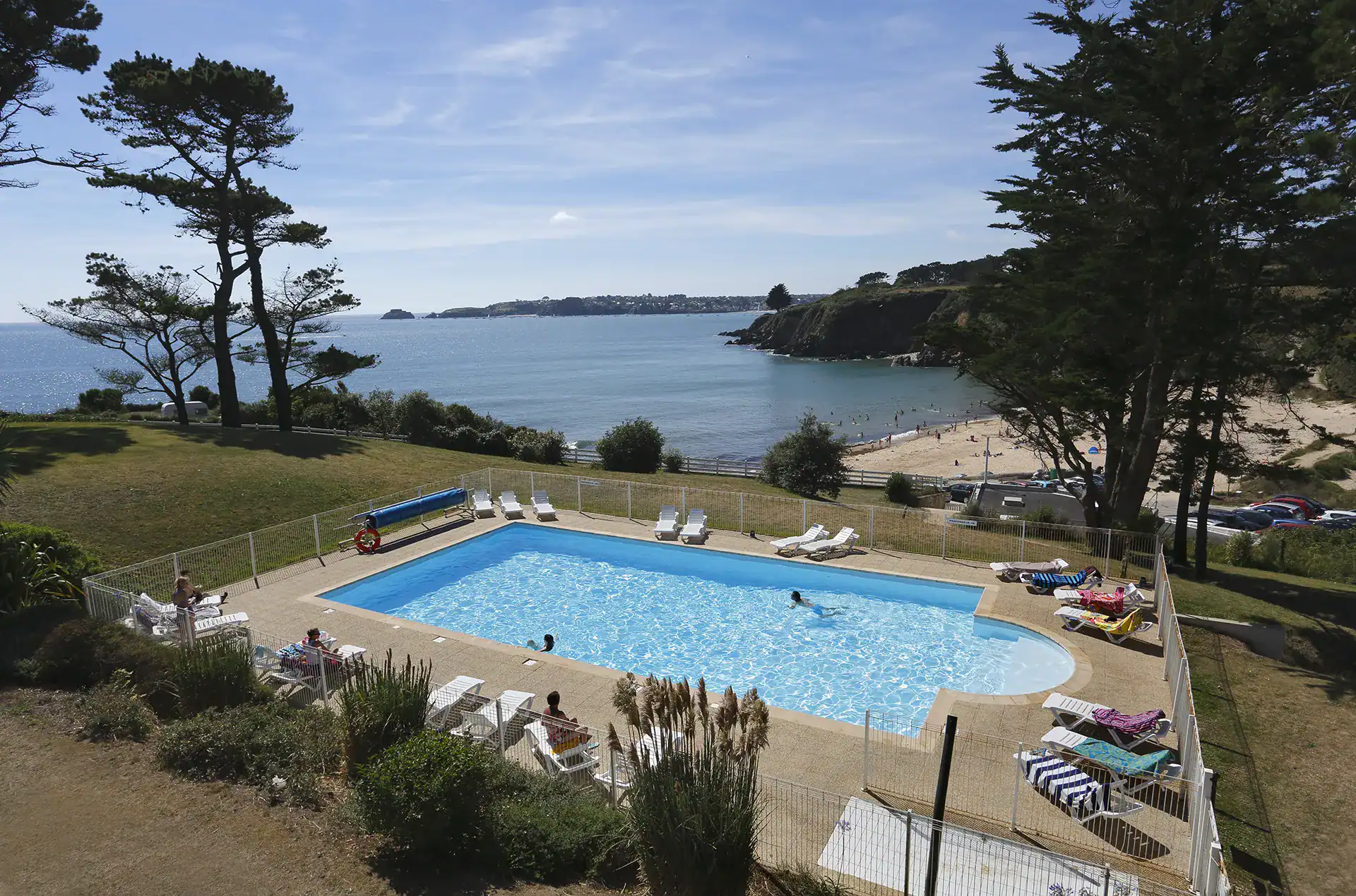 Piscine extérieure chauffée de la résidence de vacances Goélia Iroise Armorique à Locmaria-Plouzané en Bretagne