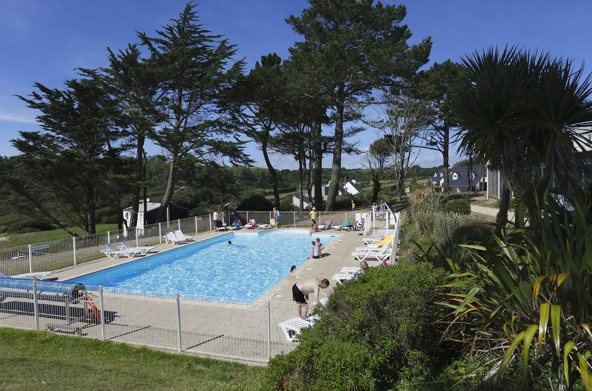 Piscine extérieure chauffée de la résidence de vacances Goélia Iroise Armorique à Locmaria-Plouzané en Bretagne