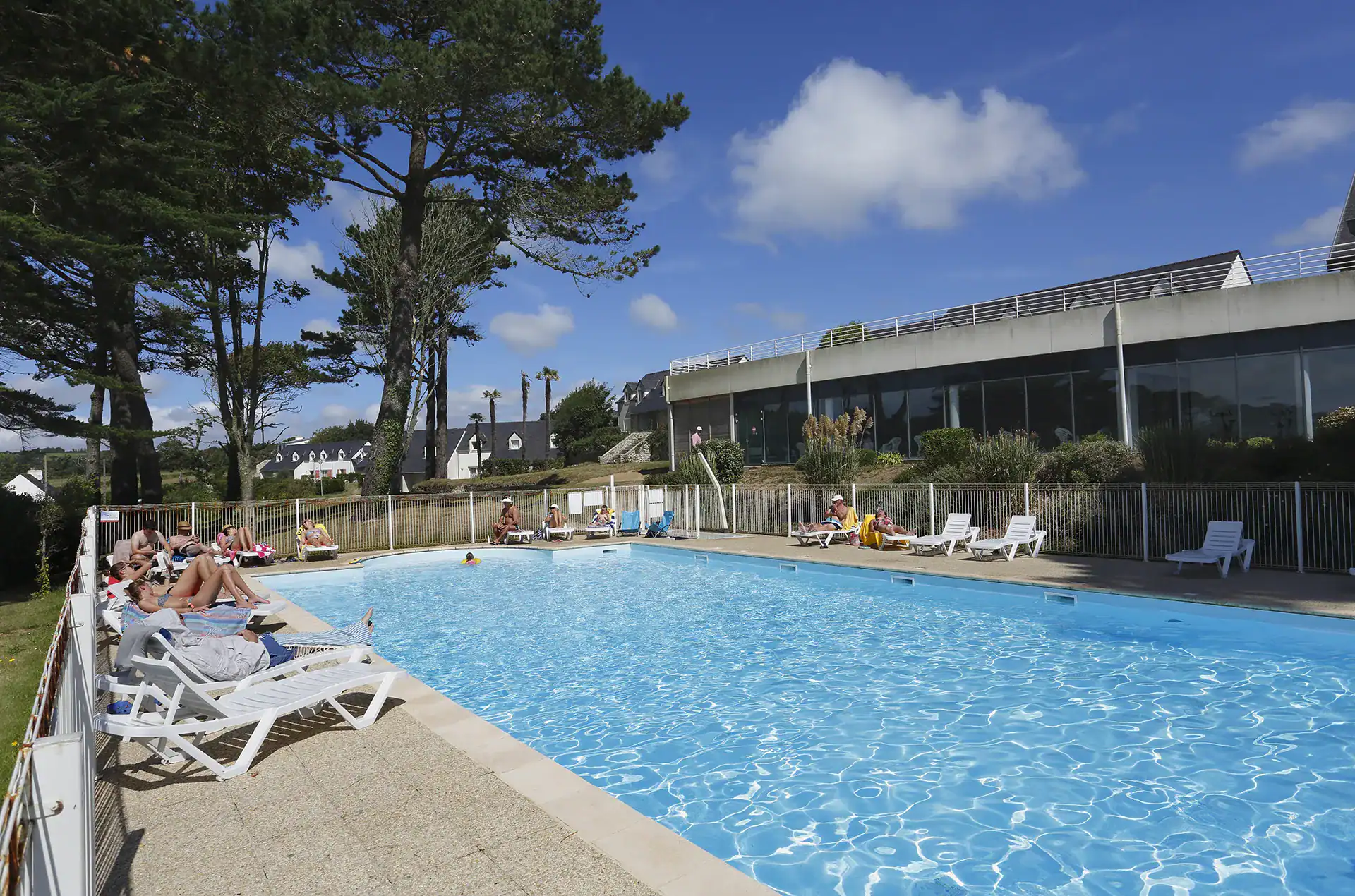 Piscine extérieure chauffée de la résidence de vacances Goélia Iroise Armorique à Locmaria-Plouzané en Bretagne