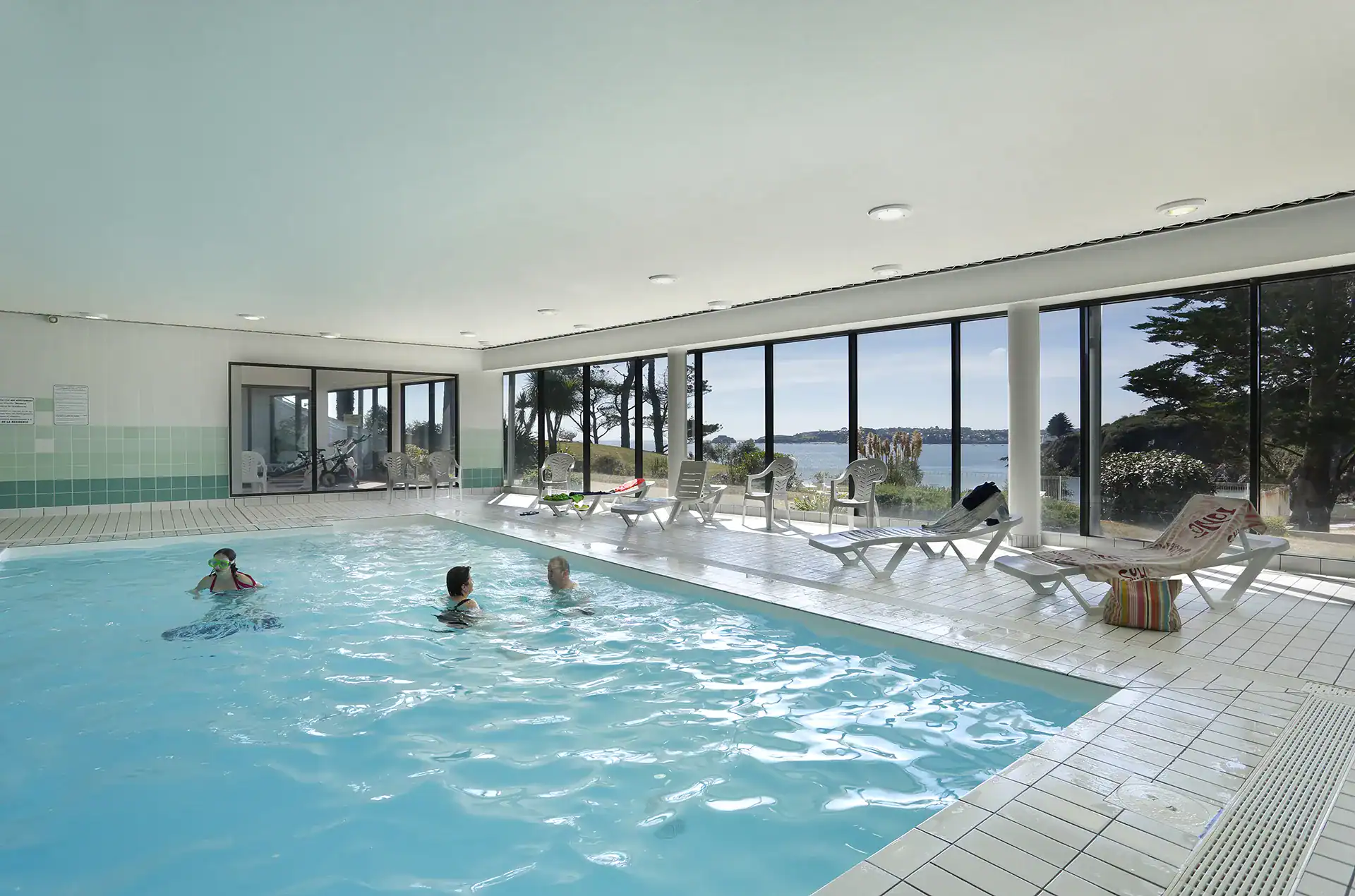 Piscine intérieure chauffée de la résidence de vacances Goélia Iroise Armorique à Locmaria-Plouzané en Bretagne