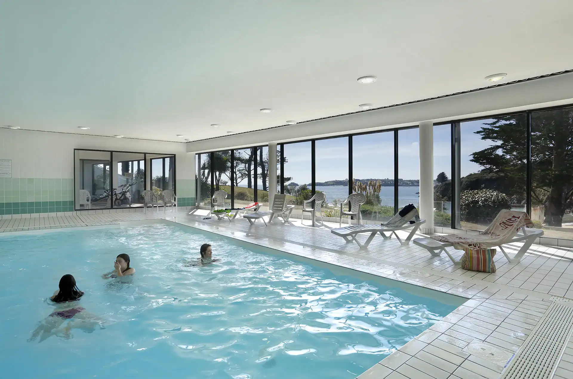 Piscine extérieure chauffée de la résidence de vacances Goélia Iroise Armorique à Locmaria-Plouzané en Bretagne