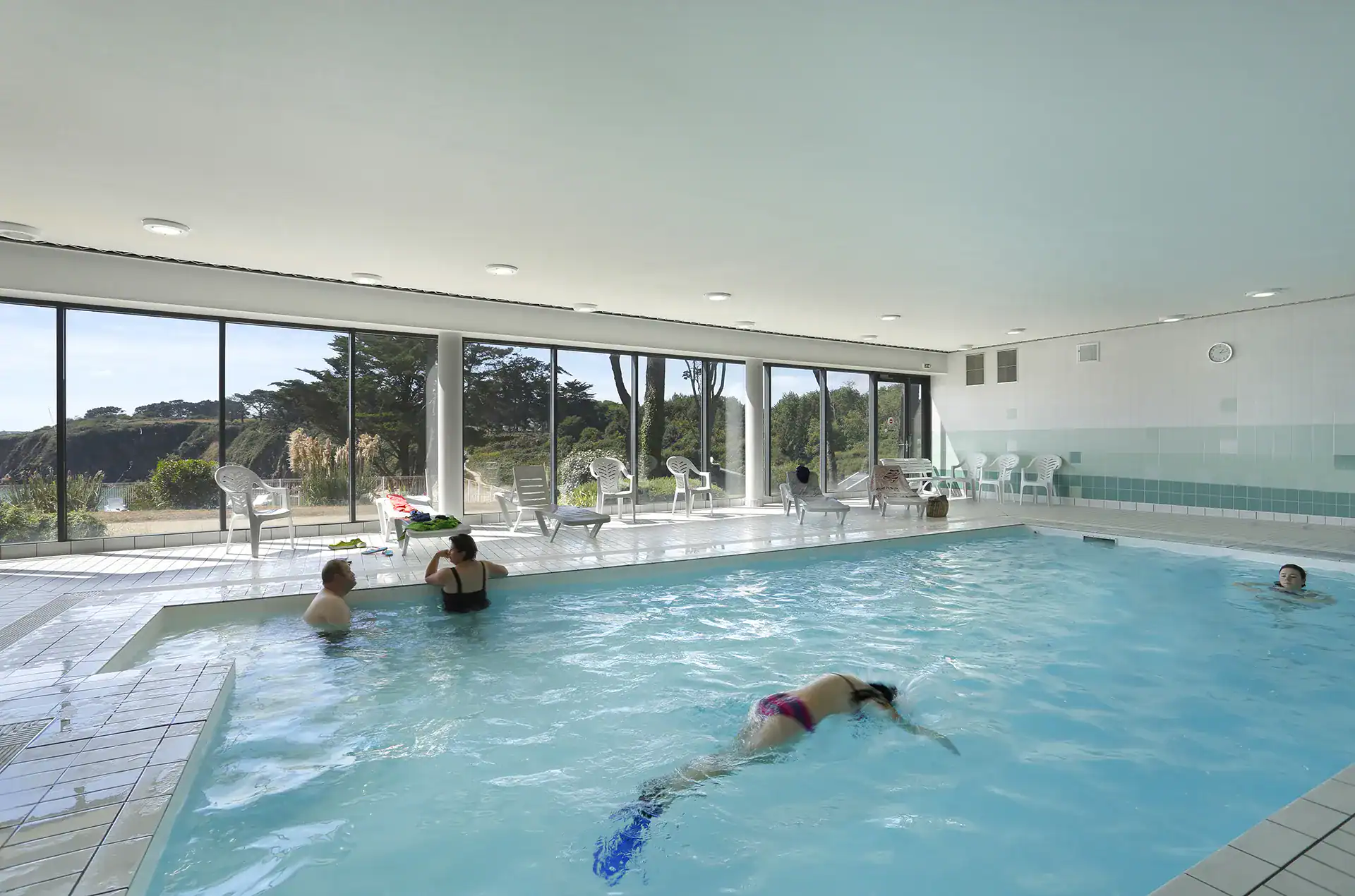 Piscine extérieure chauffée de la résidence de vacances Goélia Iroise Armorique à Locmaria-Plouzané en Bretagne