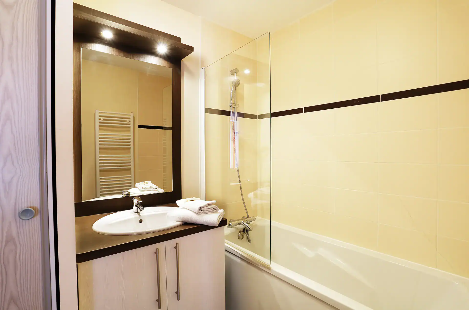 Example of a bathroom at the Goélia Les Roches holiday residence in Saint-Pol-de-Léon