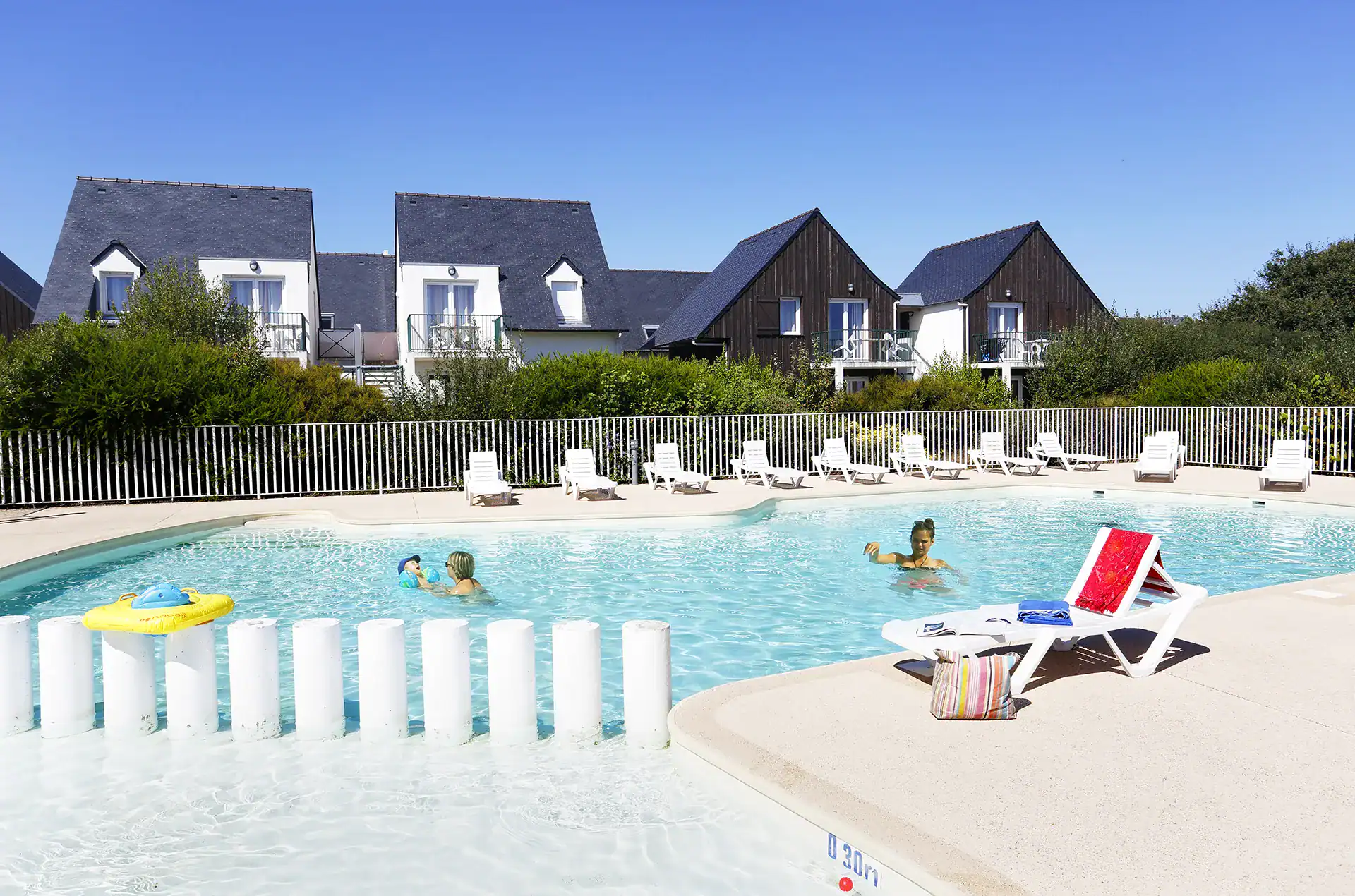 The heated outdoor swimming pool at the Goélia Les Roches holiday residence in Saint-Pol-de-Léon