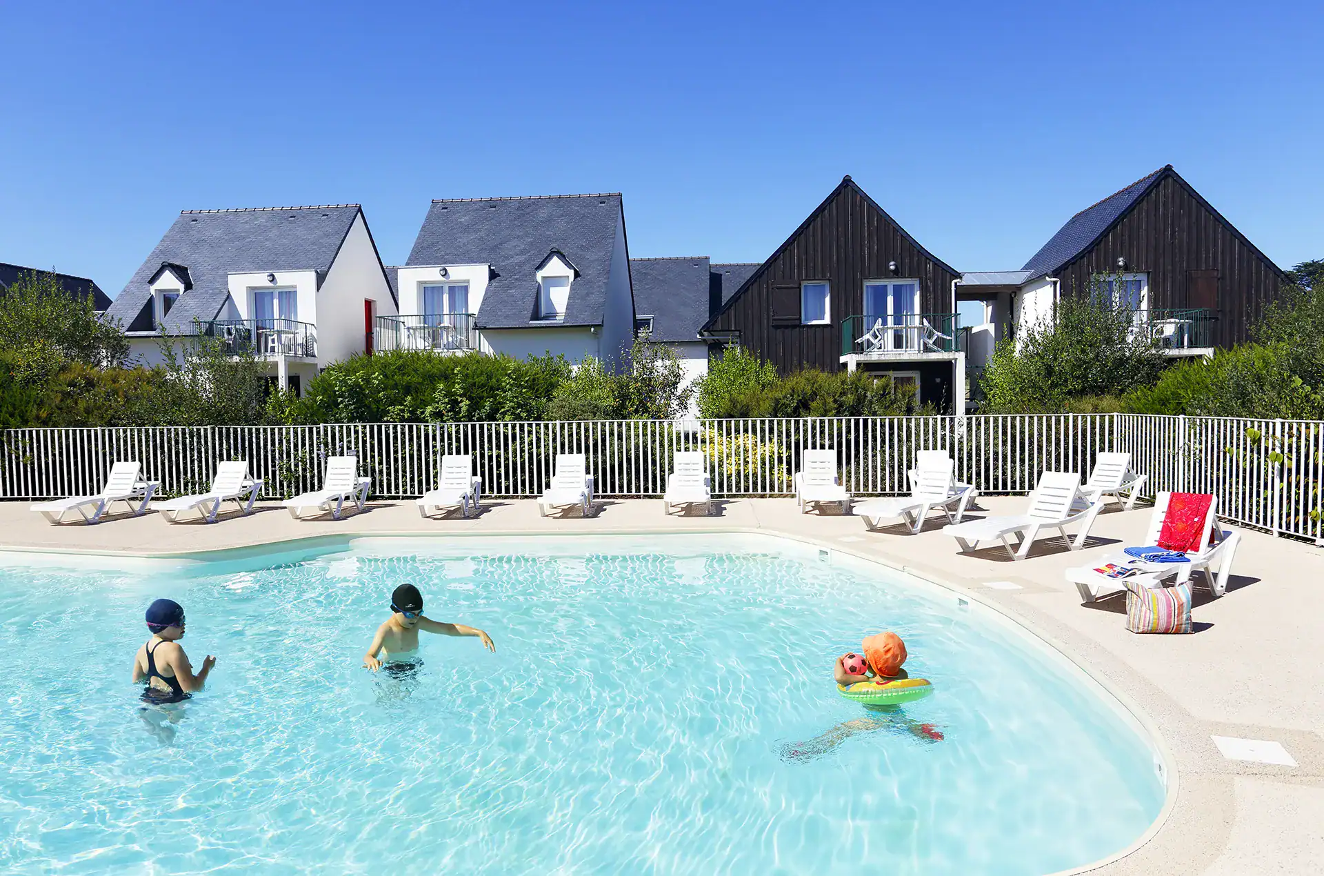 The heated outdoor swimming pool at the Goélia Les Roches holiday residence in Saint-Pol-de-Léon
