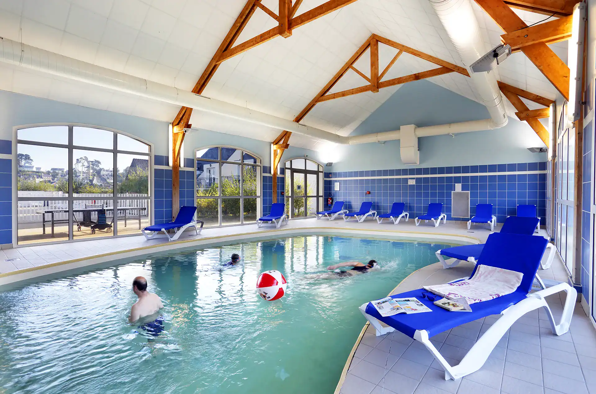The heated indoor swimming pool at the Goélia Les Roches holiday residence in Saint-Pol-de-Léon