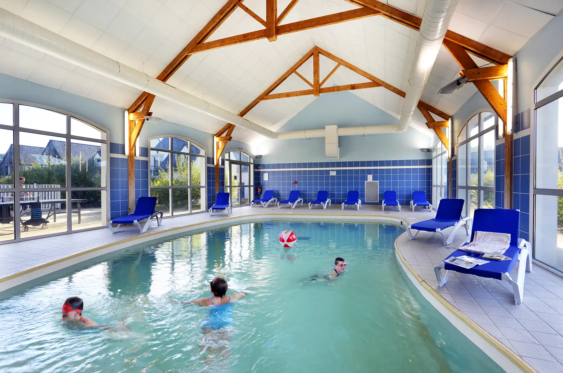 The heated indoor swimming pool at the Goélia Les Roches holiday residence in Saint-Pol-de-Léon
