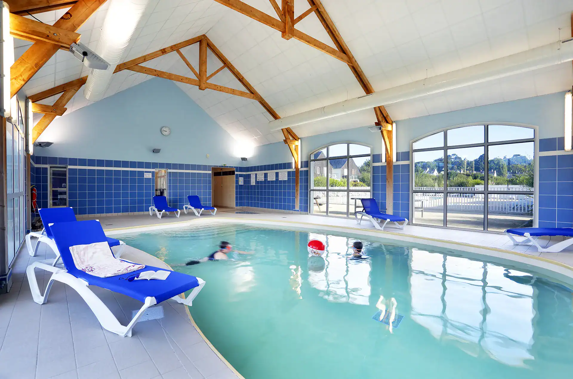 The heated indoor swimming pool at the Goélia Les Roches holiday residence in Saint-Pol-de-Léon
