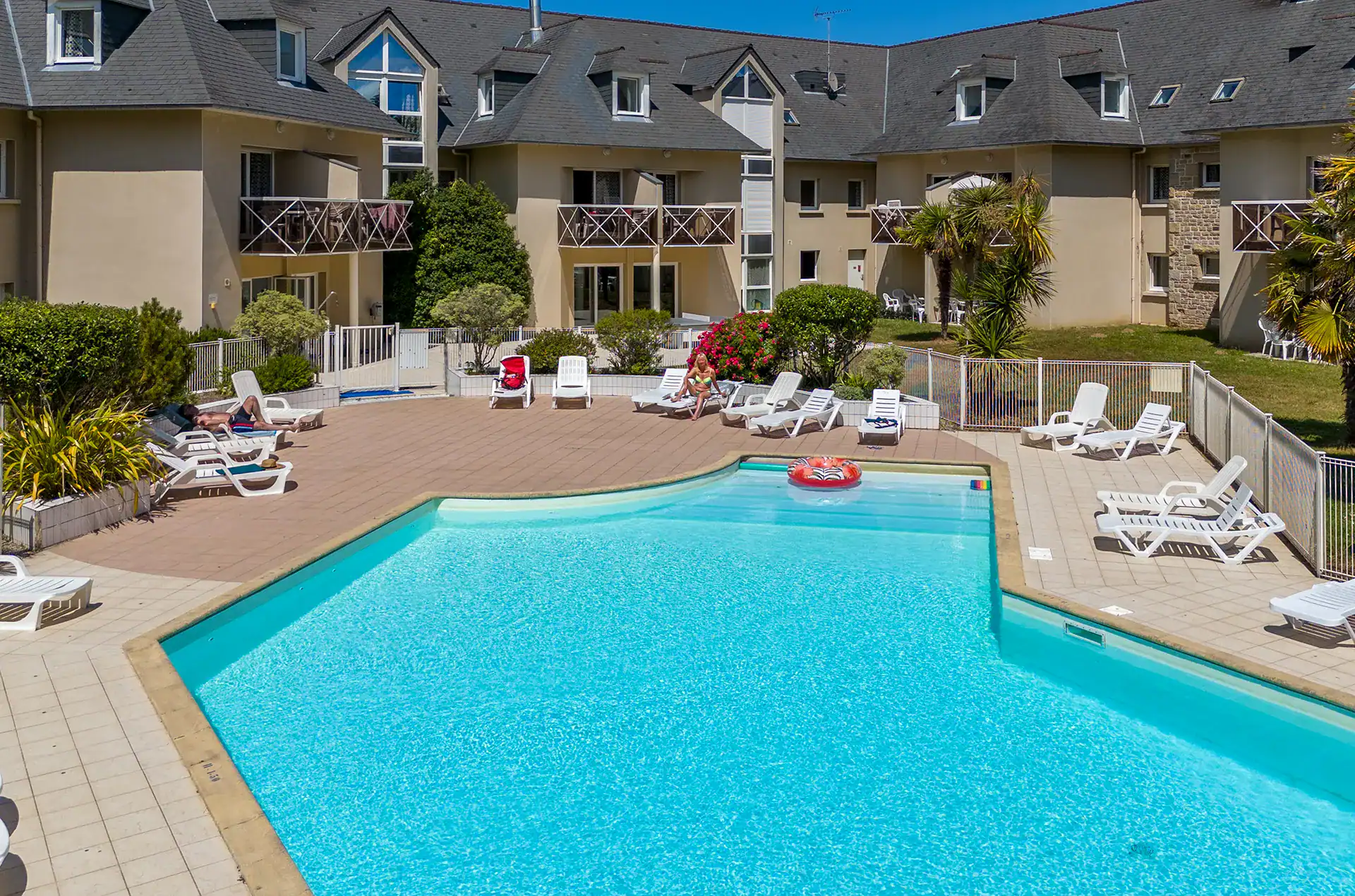 Piscine extérieure chauffée de la résidence de vacances Goélia Kermael à Saint Briac