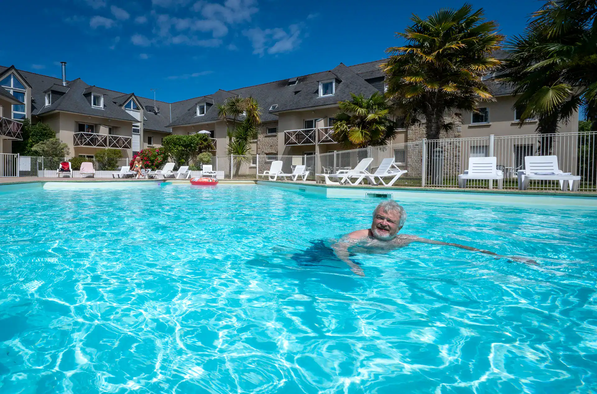 Piscine extérieure chauffée de la résidence de vacances Goélia Kermael à Saint Briac