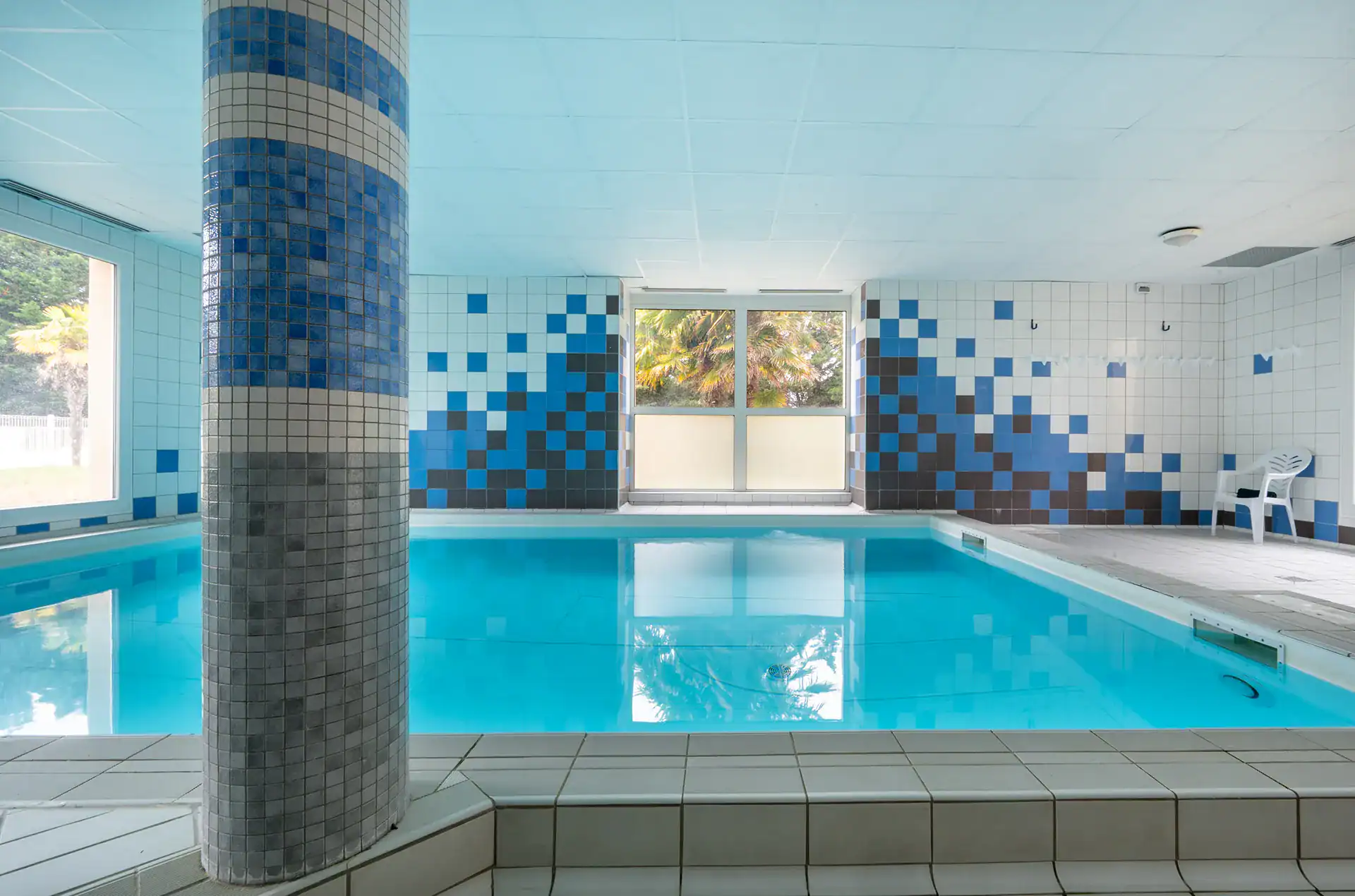 Piscine intérieure chauffée de la résidence de vacances Goélia Kermael à Saint Briac
