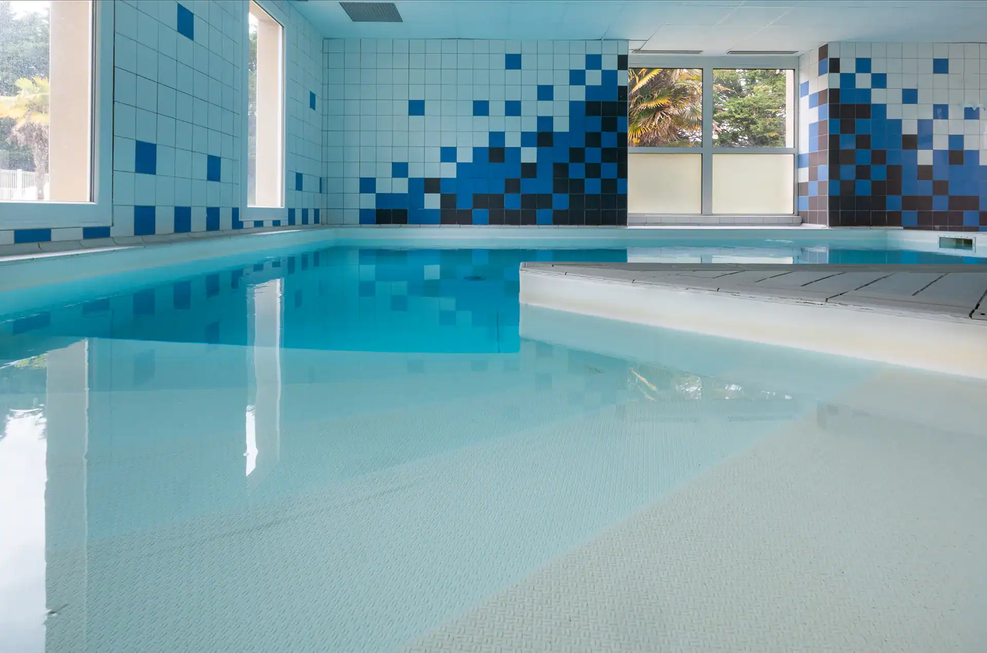 Piscine intérieure chauffée de la résidence de vacances Goélia Kermael à Saint Briac