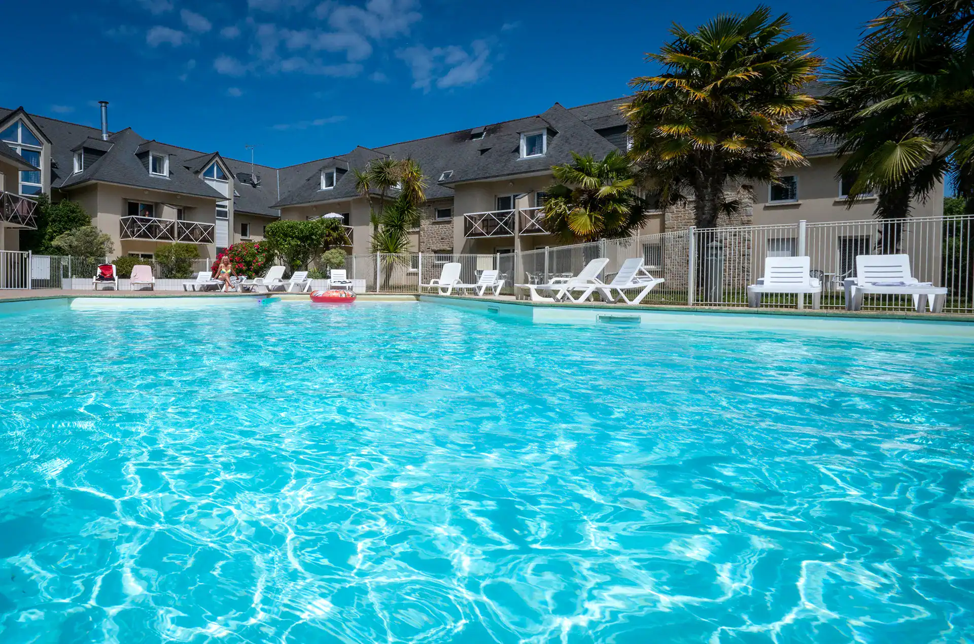 Heated outdoor swimming pool at the Goélia Kermael holiday residence in Saint Briac